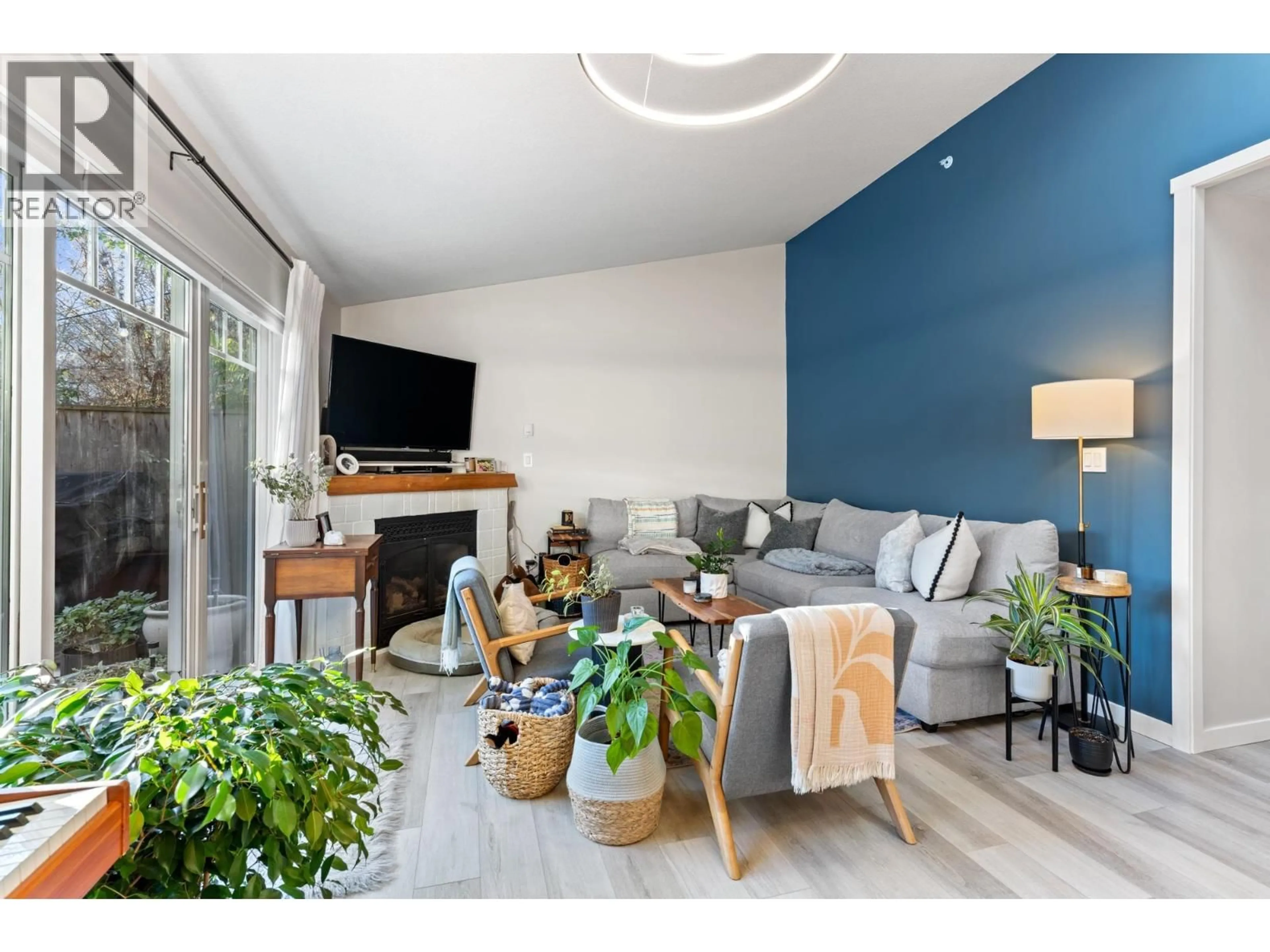 Living room with furniture, wood/laminate floor for 32 - 1821 WILLOW CRESCENT, Squamish British Columbia V8B0L9