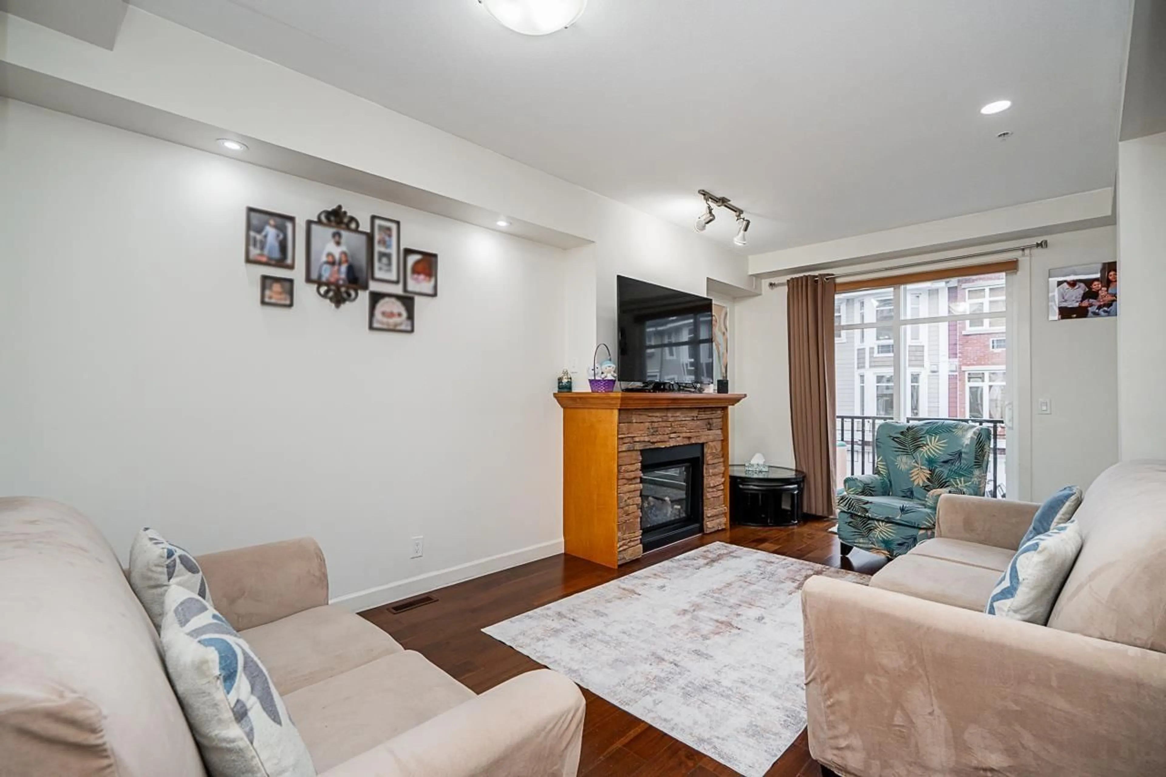 Living room with furniture, wood/laminate floor for 75 - 20738 84 AVENUE, Langley British Columbia V2Y0J6