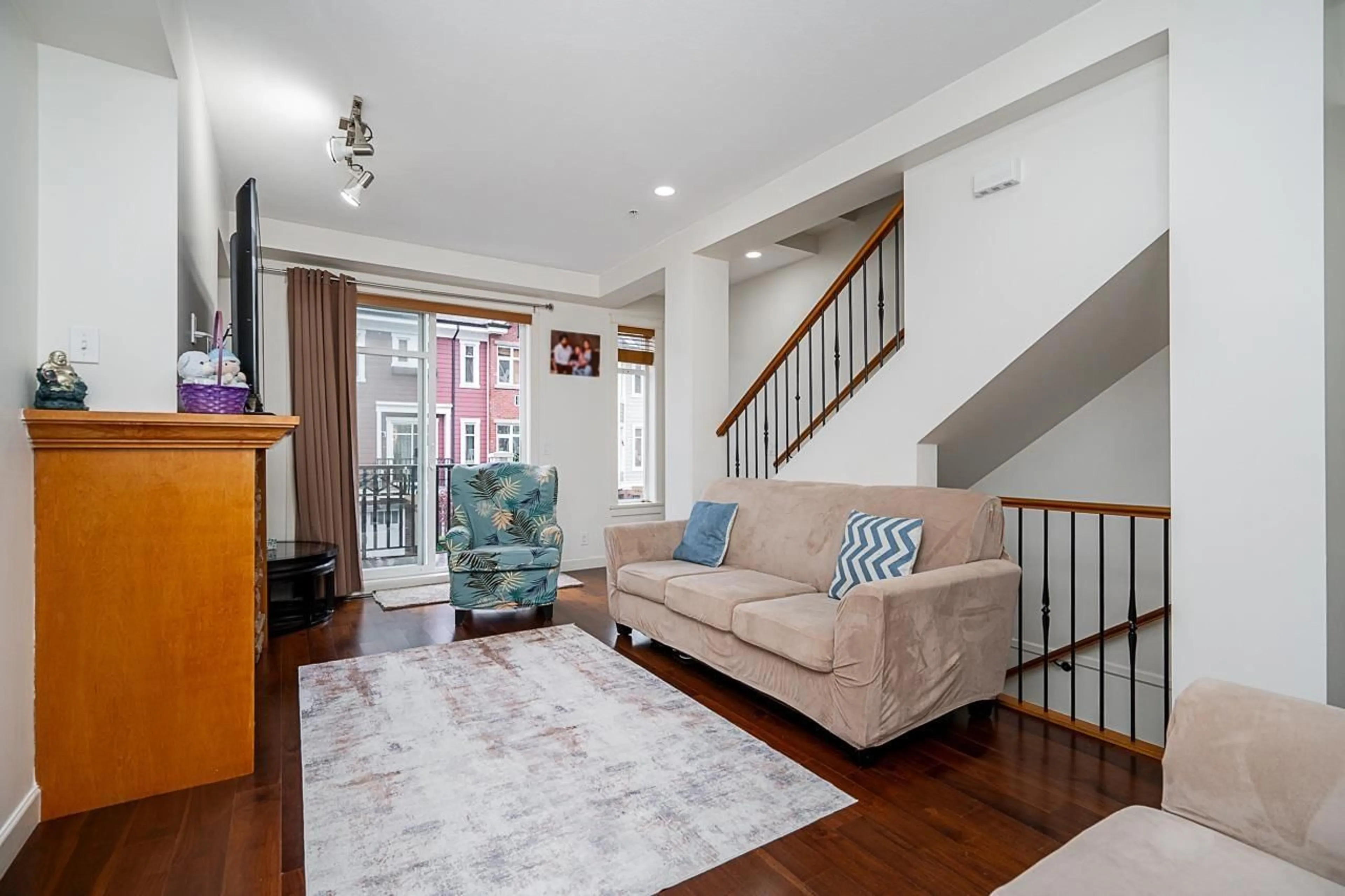 Living room with furniture, unknown for 75 - 20738 84 AVENUE, Langley British Columbia V2Y0J6