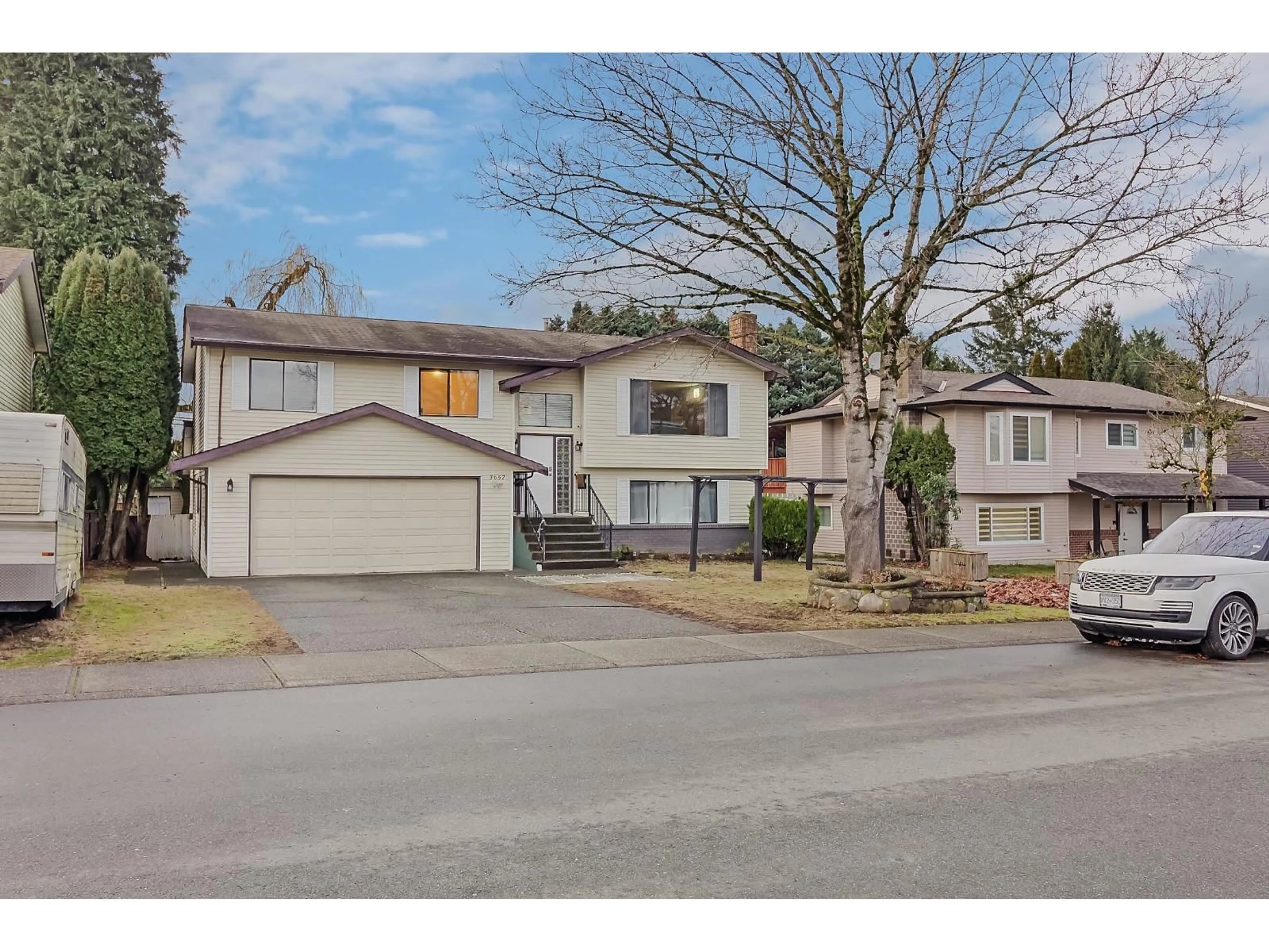 A pic from outside/outdoor area/front of a property/back of a property/a pic from drone, street for 3657 PERTH STREET, Abbotsford British Columbia V2S7A7