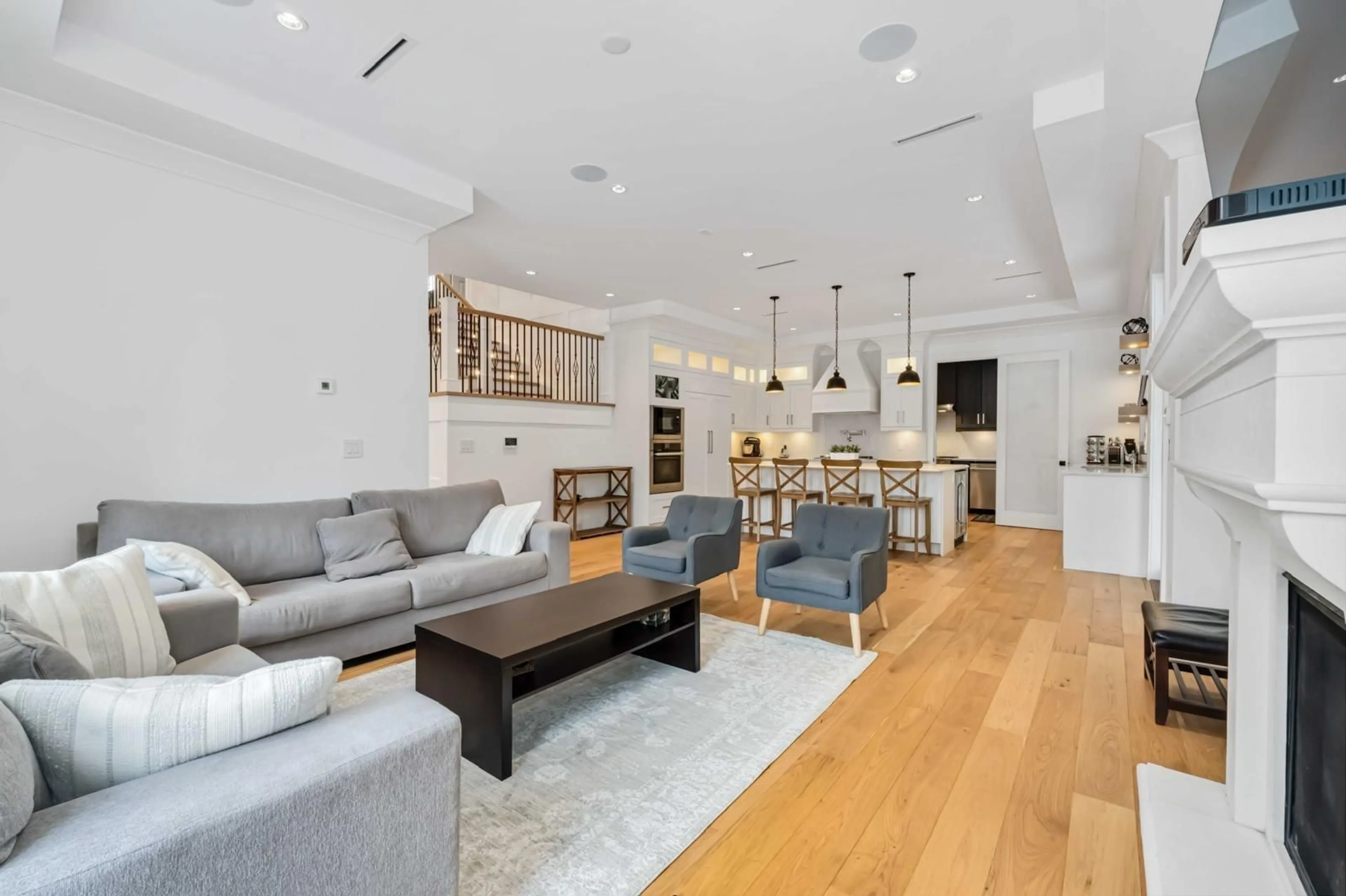 Living room with furniture, unknown for 1577 131 STREET, Surrey British Columbia V4A4B2