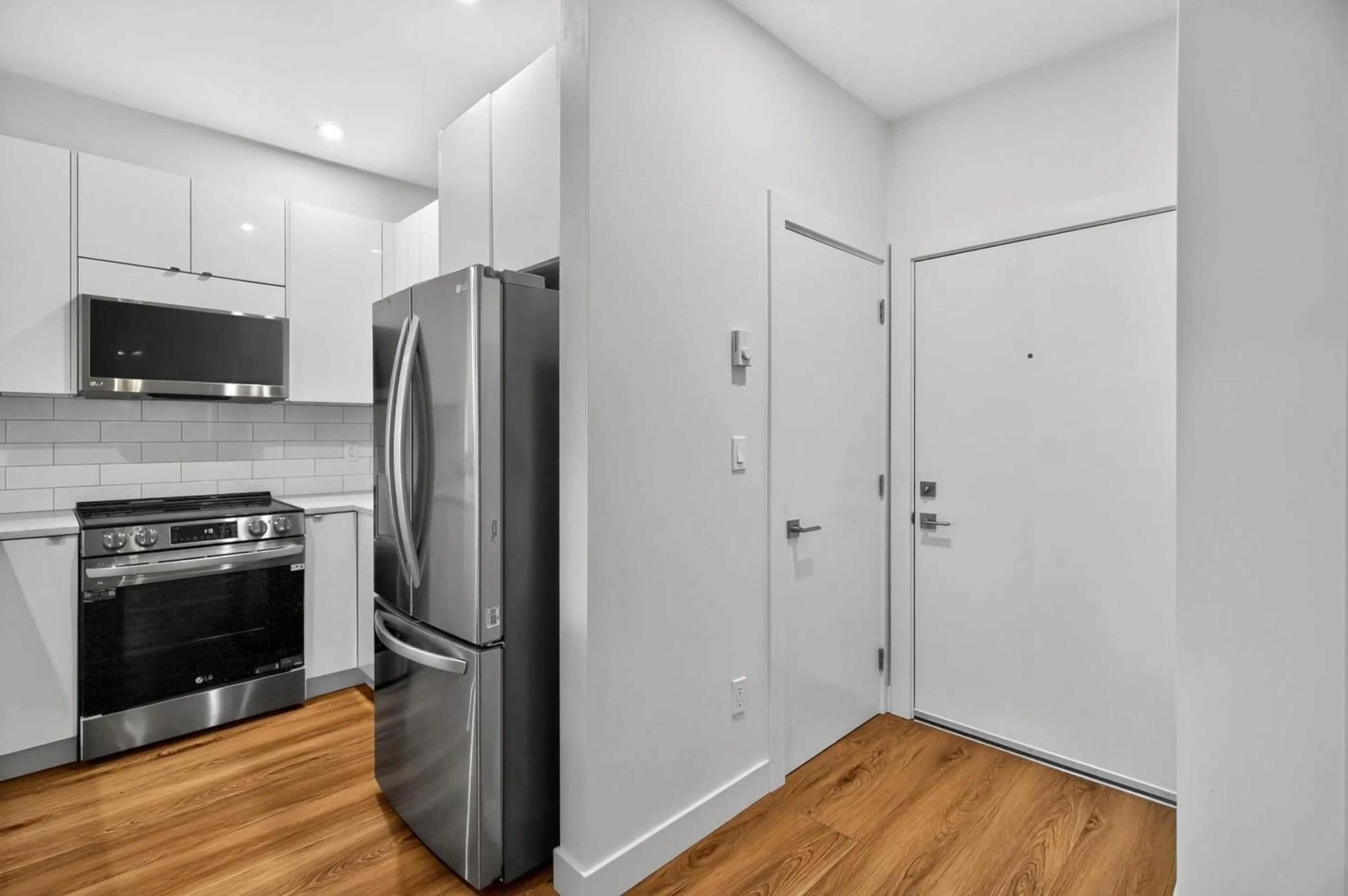 Standard kitchen, unknown for 201 - 20081 68 AVENUE, Langley British Columbia V2Y1P5