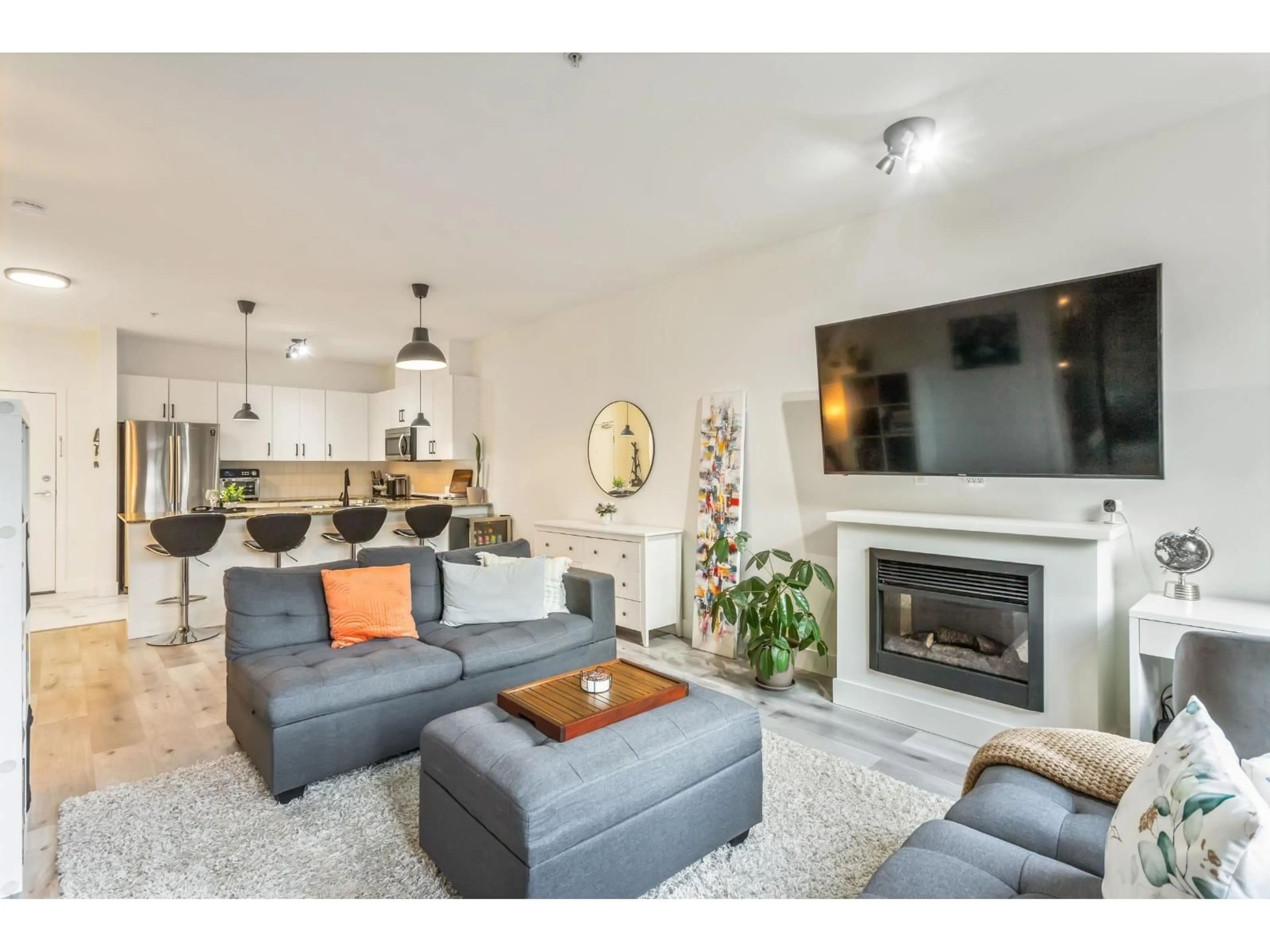 Living room with furniture, unknown for 102 - 15385 101A AVENUE, Surrey British Columbia V3R0B4