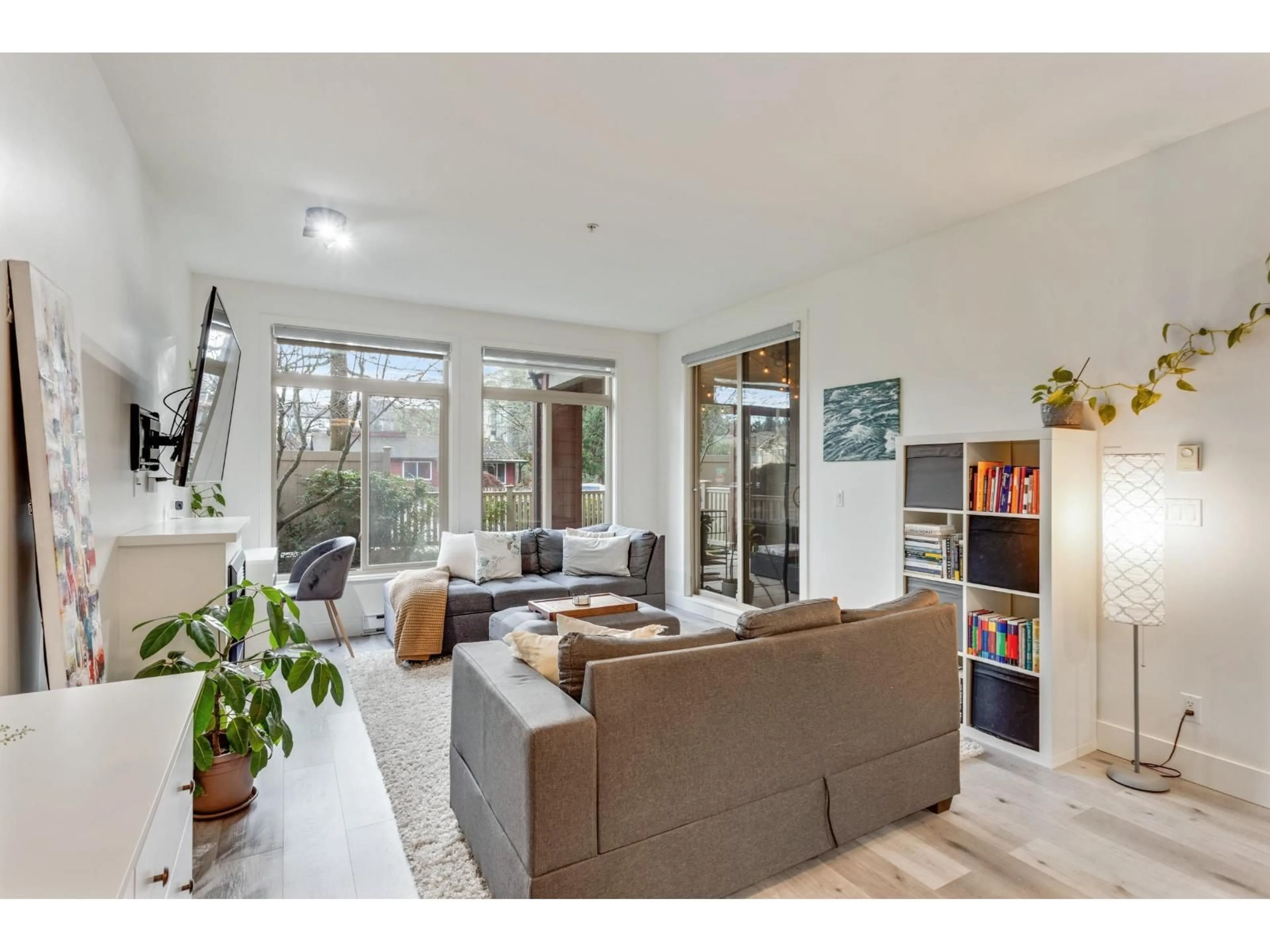 Living room with furniture, unknown for 102 - 15385 101A AVENUE, Surrey British Columbia V3R0B4