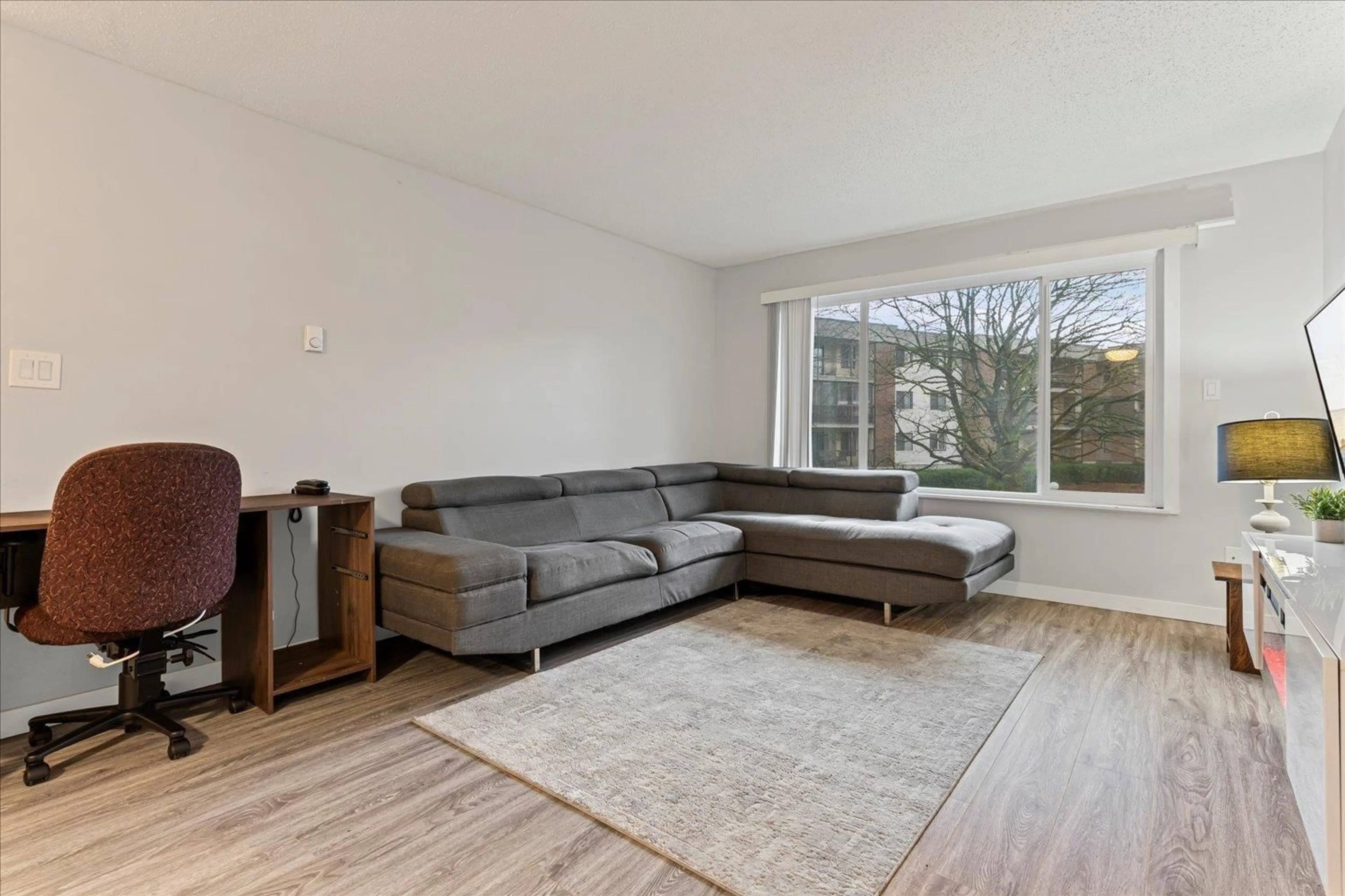 Living room with furniture, wood/laminate floor for 115 - 45598 MCINTOSH DRIVE, Chilliwack British Columbia V2P7J3
