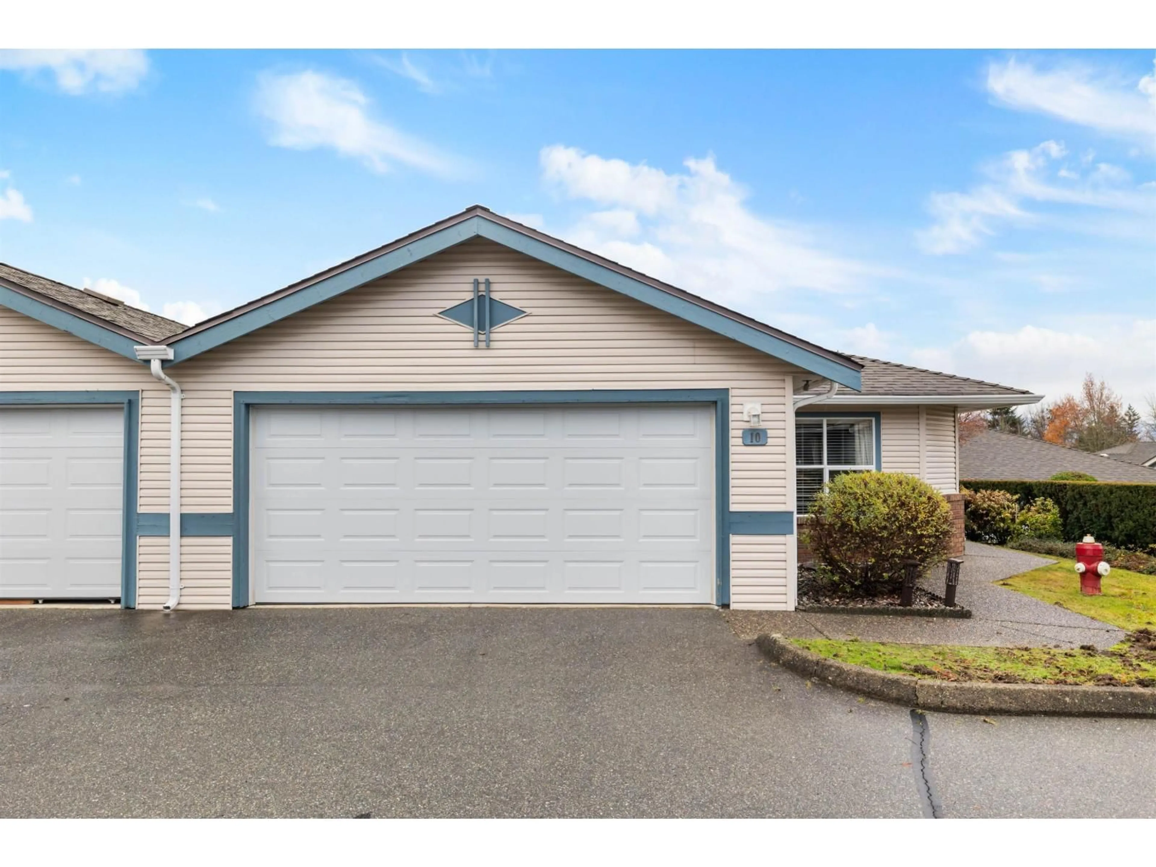 Home with vinyl exterior material, street for 10 - 8889 212 STREET, Langley British Columbia V1M2E8