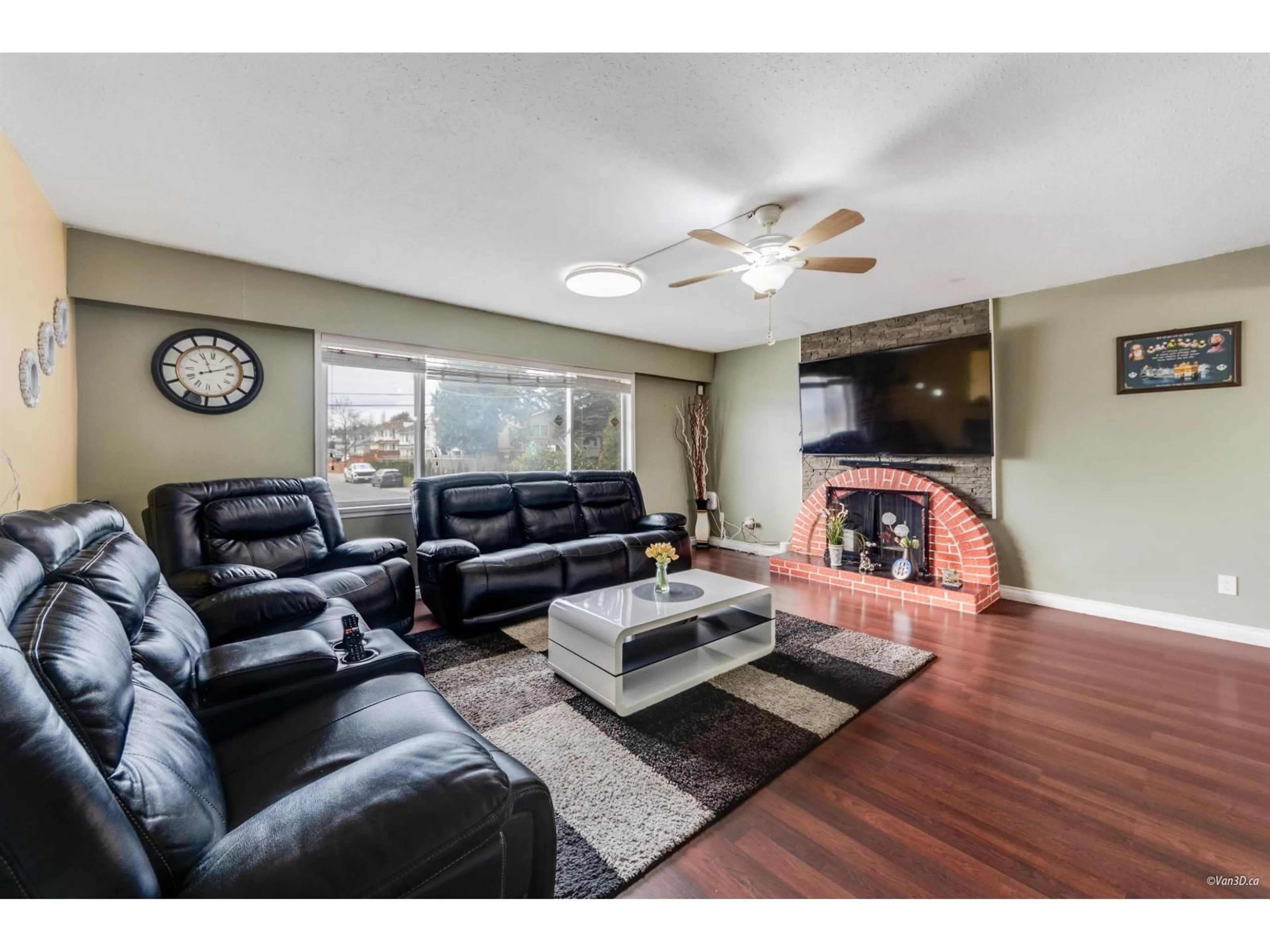 Living room with furniture, unknown for 13553 84 AVENUE, Surrey British Columbia V3W3H3