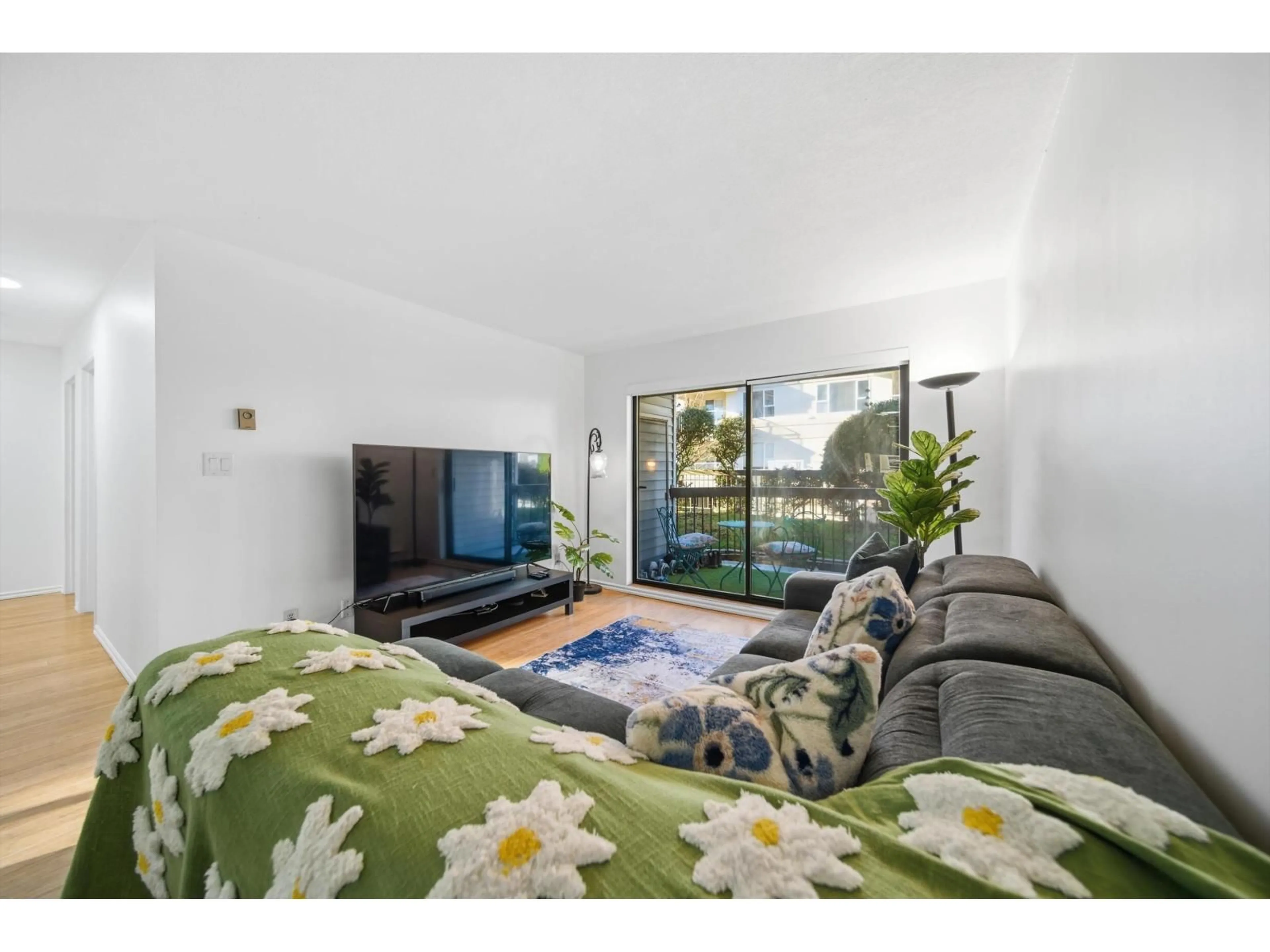 Unknown for 104 - 15290 THRIFT AVENUE, White Rock British Columbia V4B2L8