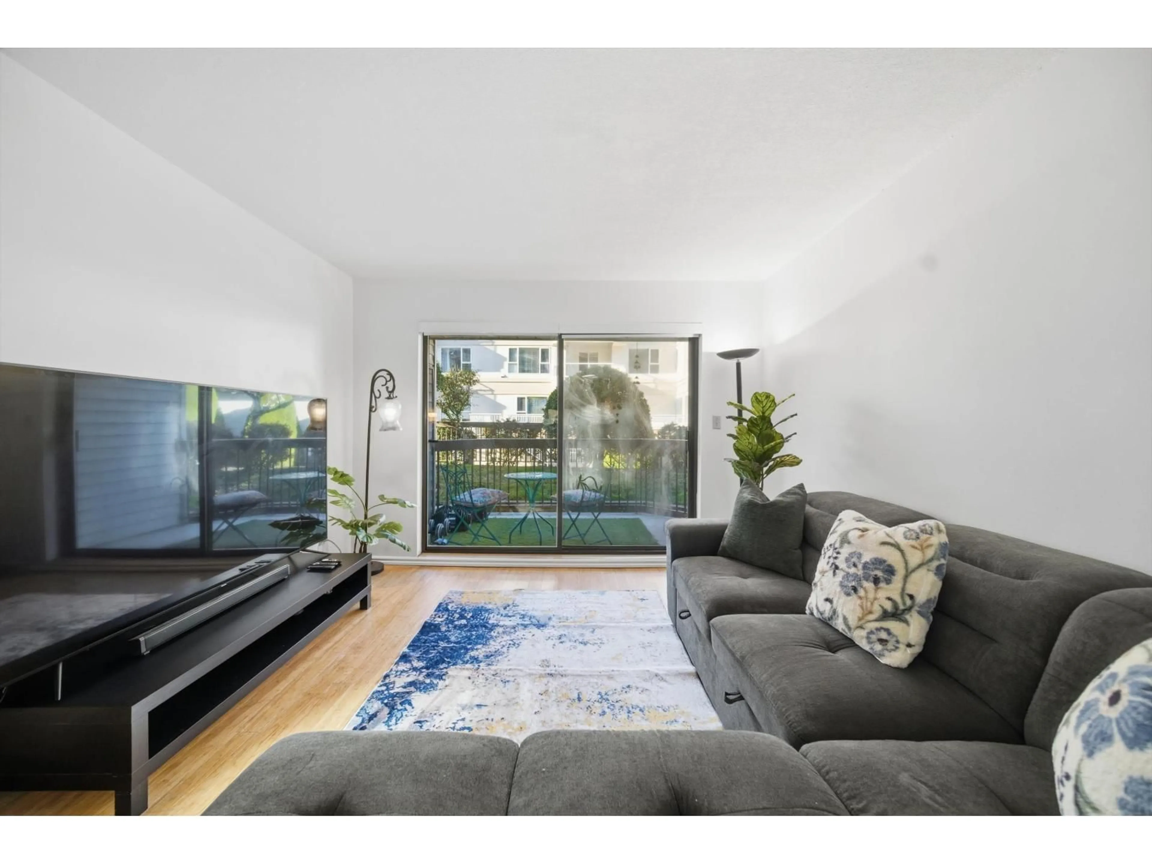 Living room with furniture, unknown for 104 - 15290 THRIFT AVENUE, White Rock British Columbia V4B2L8