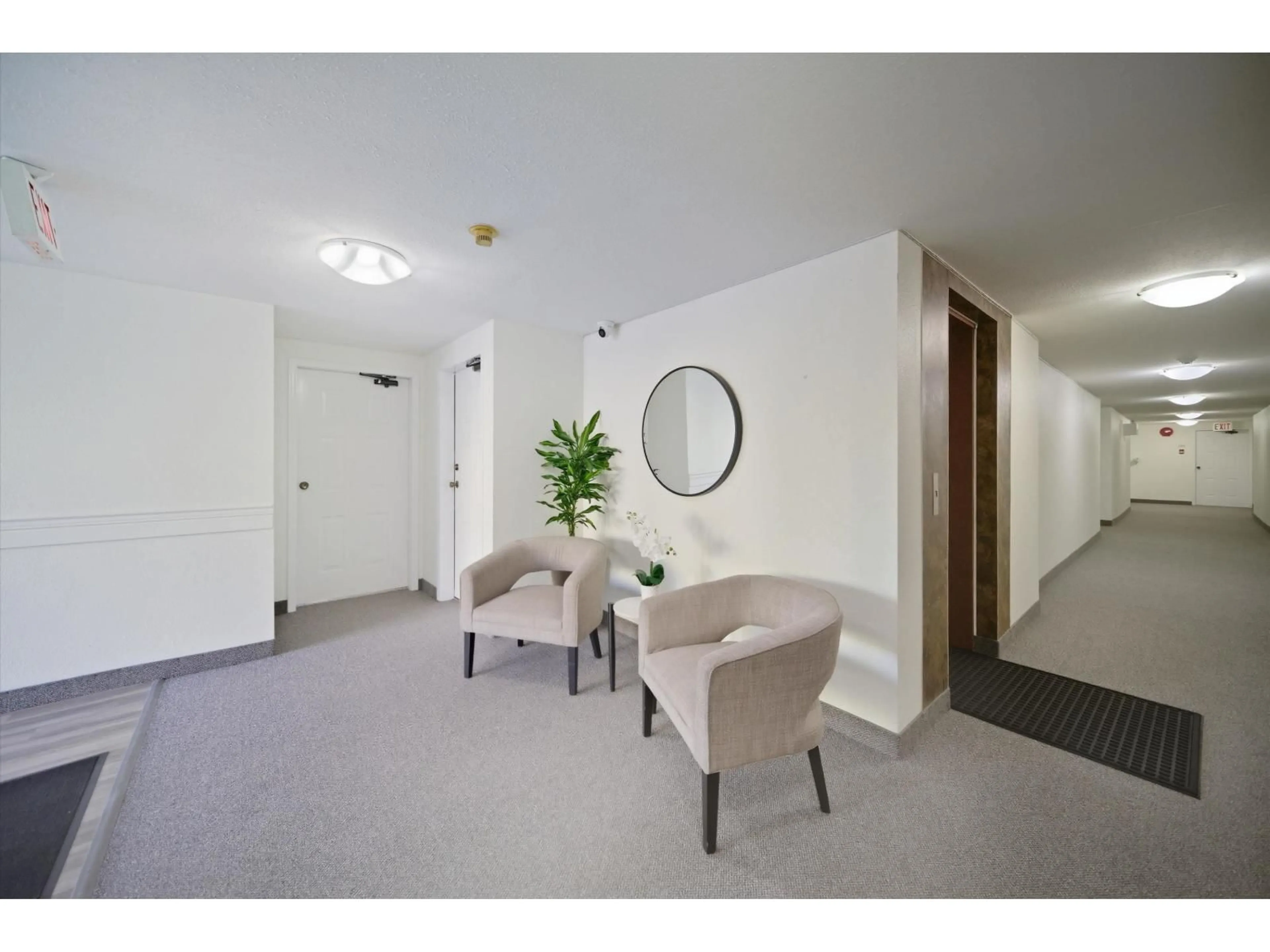 Indoor foyer for 104 - 15290 THRIFT AVENUE, White Rock British Columbia V4B2L8