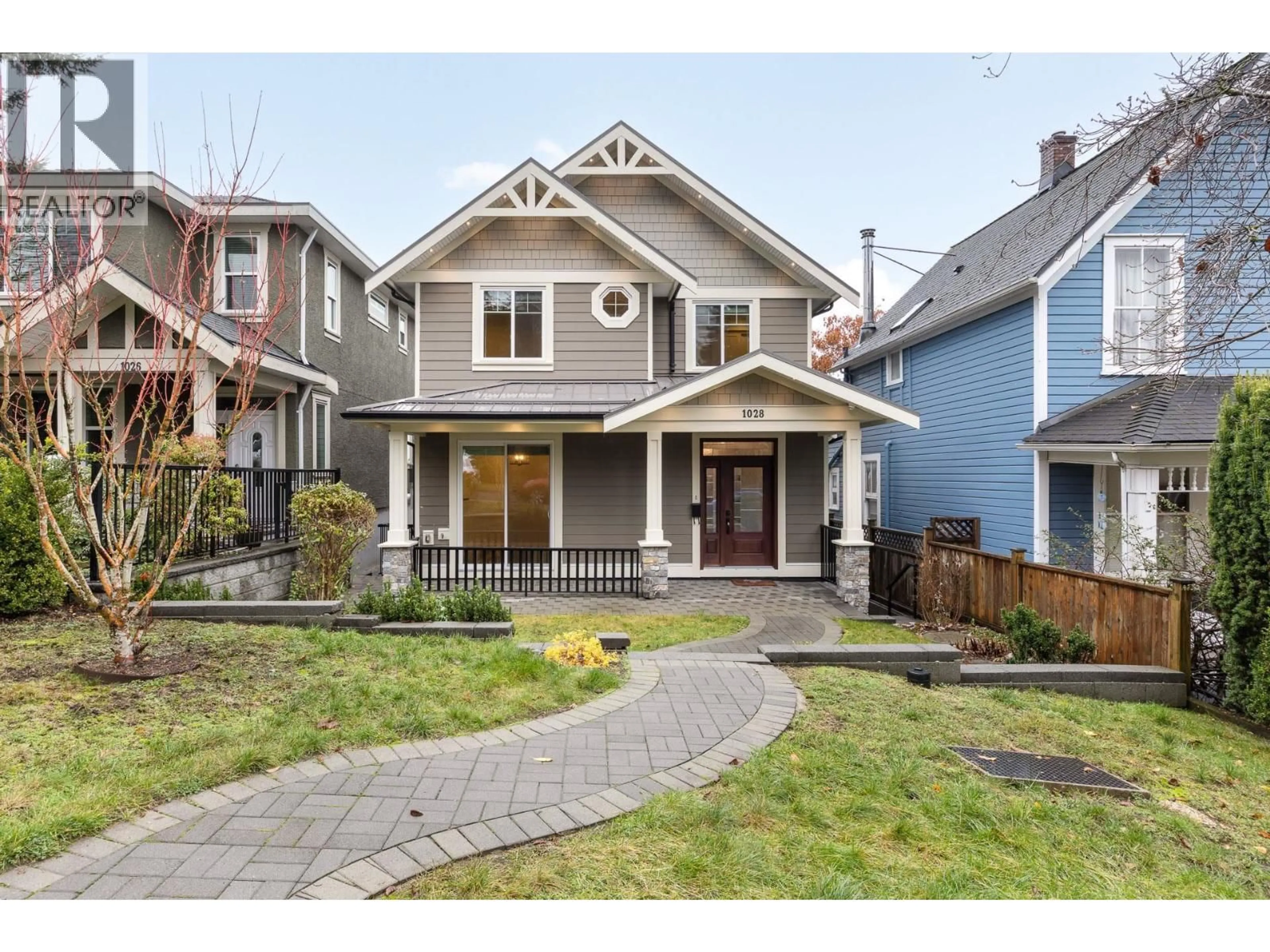 Home with vinyl exterior material, street for 1028 CORNWALL STREET, New Westminster British Columbia V3M1S2
