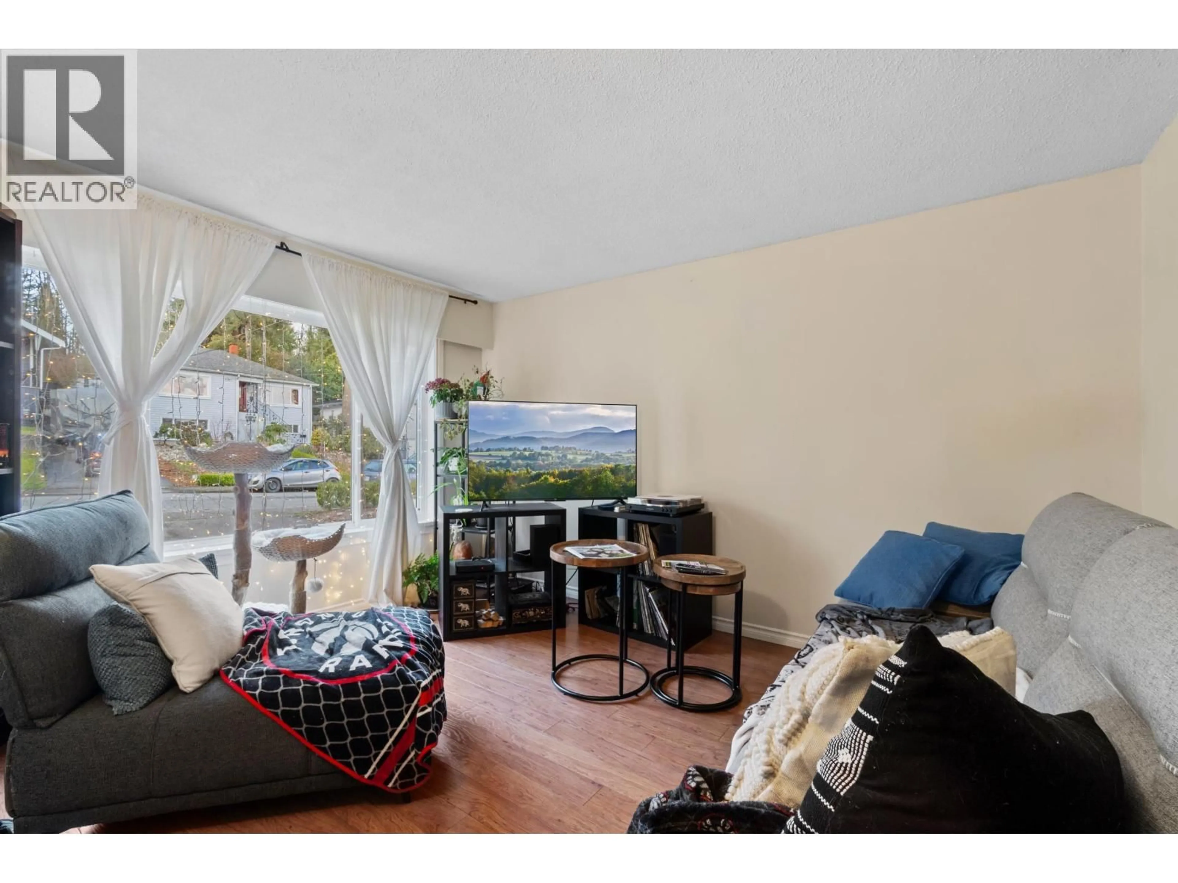 Living room with furniture, unknown for 570 COLBY STREET, New Westminster British Columbia V3L3Z1