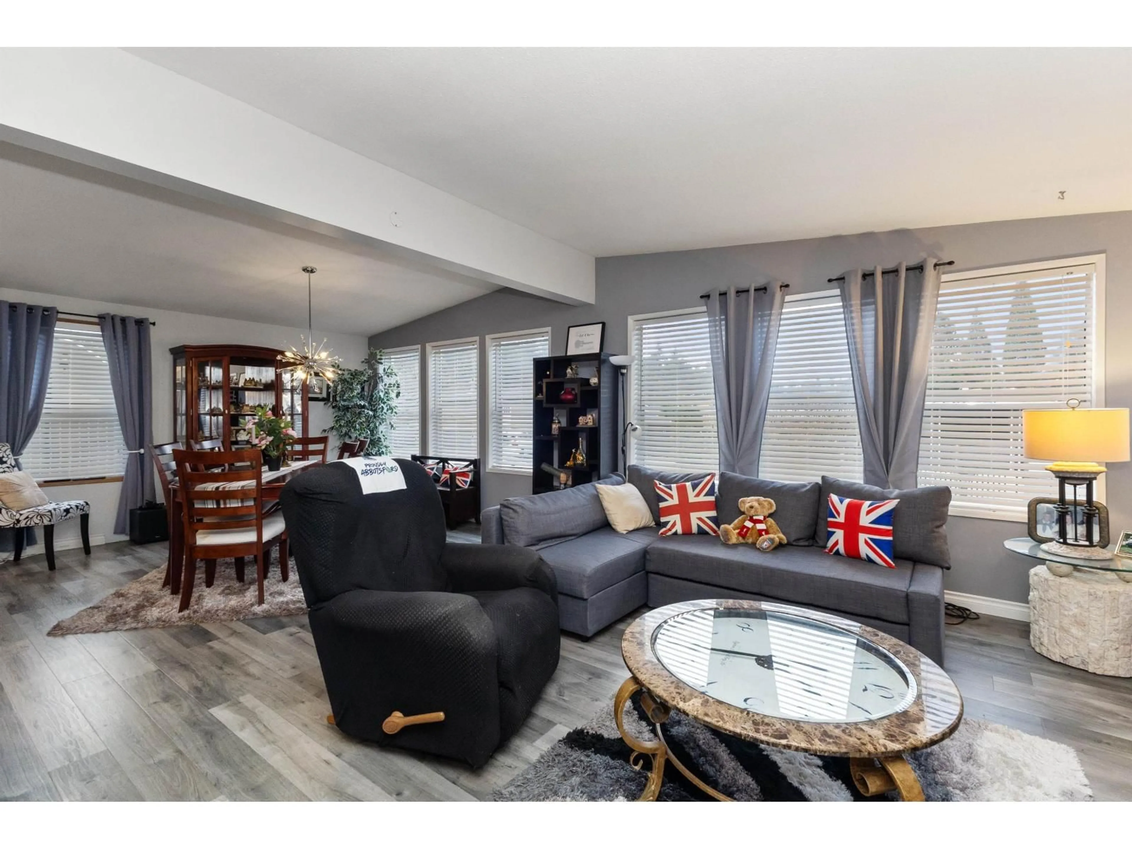 Living room with furniture, wood/laminate floor for 4 - 2315 198 STREET, Langley British Columbia V2Z1Z1