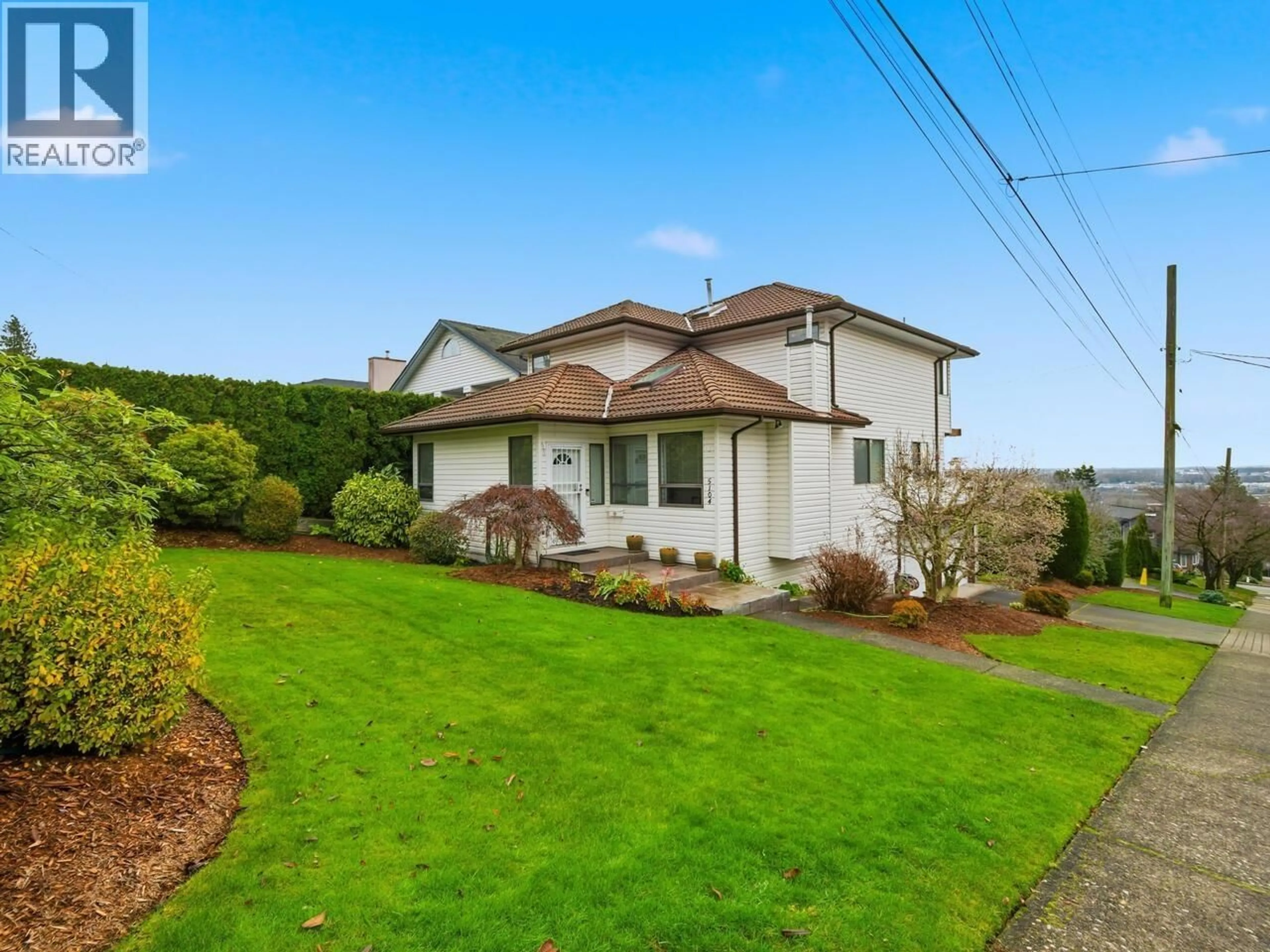 A pic from outside/outdoor area/front of a property/back of a property/a pic from drone, street for 5104 MCKEE STREET, Burnaby British Columbia V5J2T4