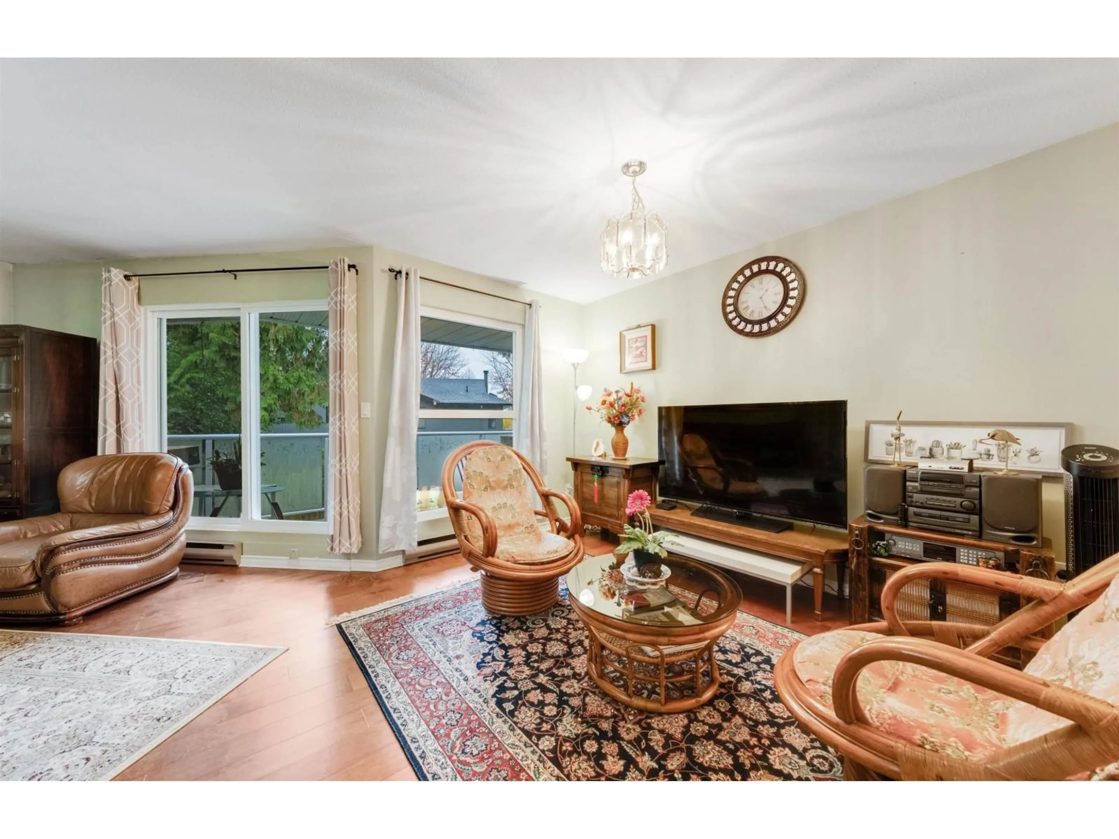 Living room with furniture, unknown for 20 - 14850 100 AVENUE, Surrey British Columbia V3R9M4