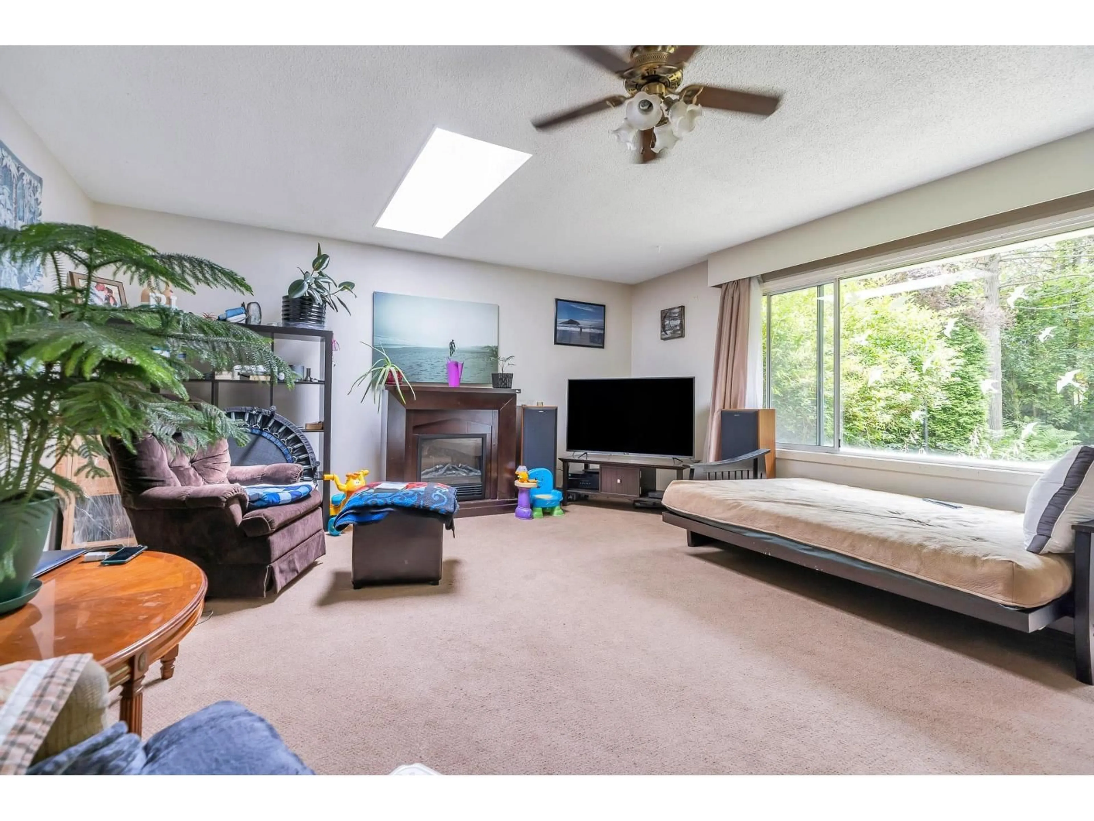 Living room with furniture, unknown for 12587 23 AVENUE, Surrey British Columbia V4A2C5