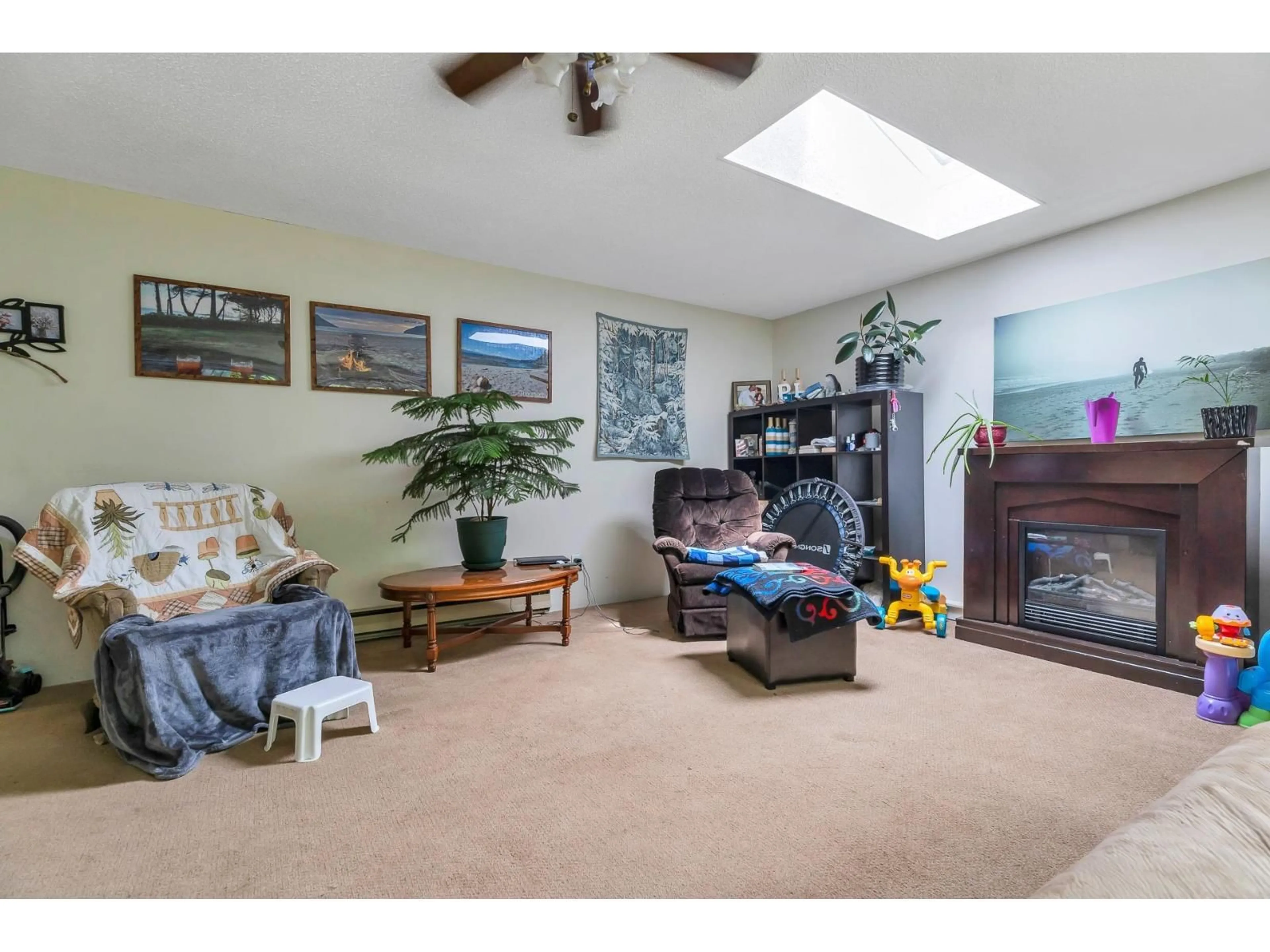 Living room with furniture, unknown for 12587 23 AVENUE, Surrey British Columbia V4A2C5