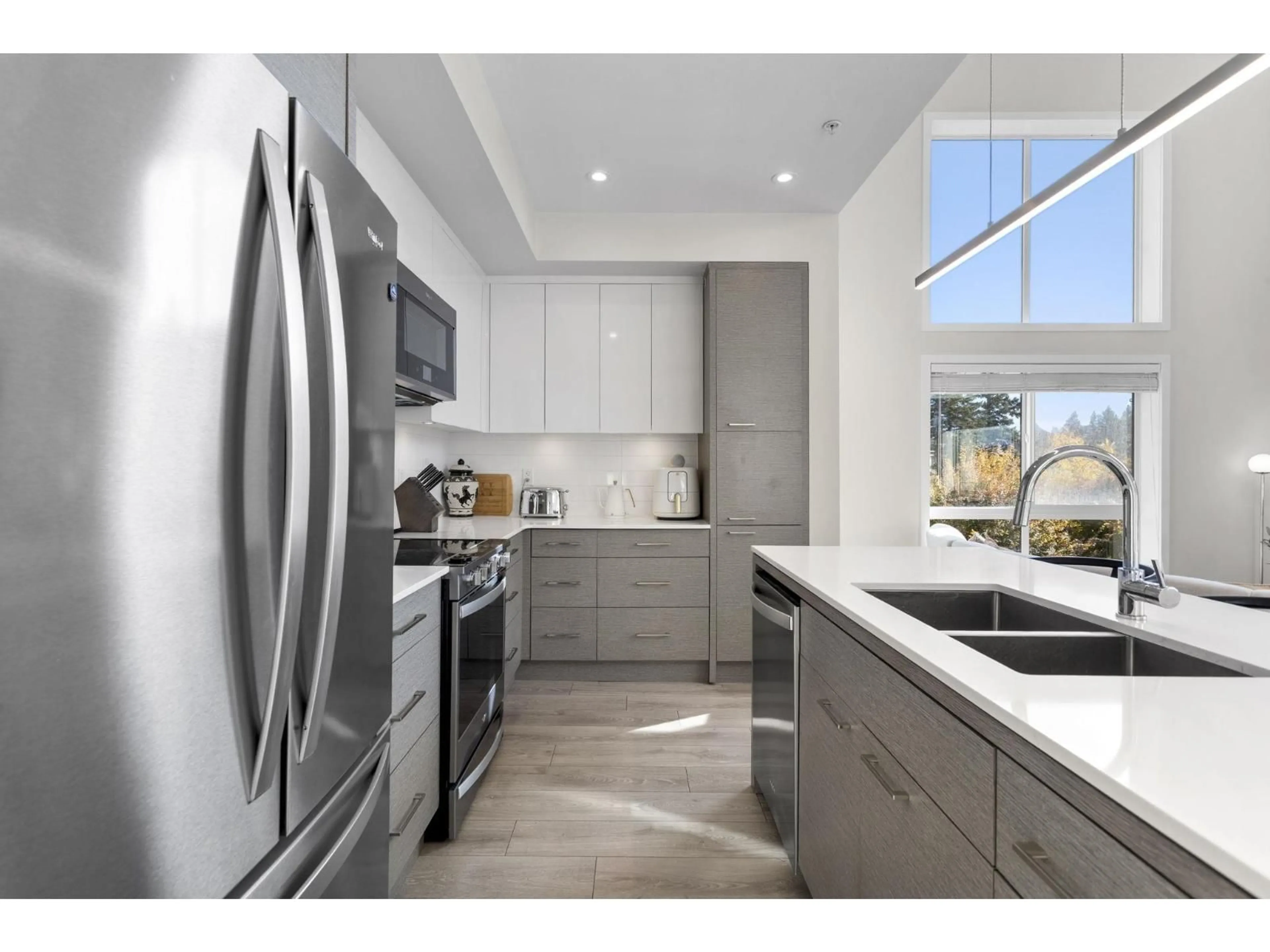 Open concept kitchen, ceramic/tile floor for 401 - 45500 MARKET WAY, Chilliwack British Columbia V2R6G5