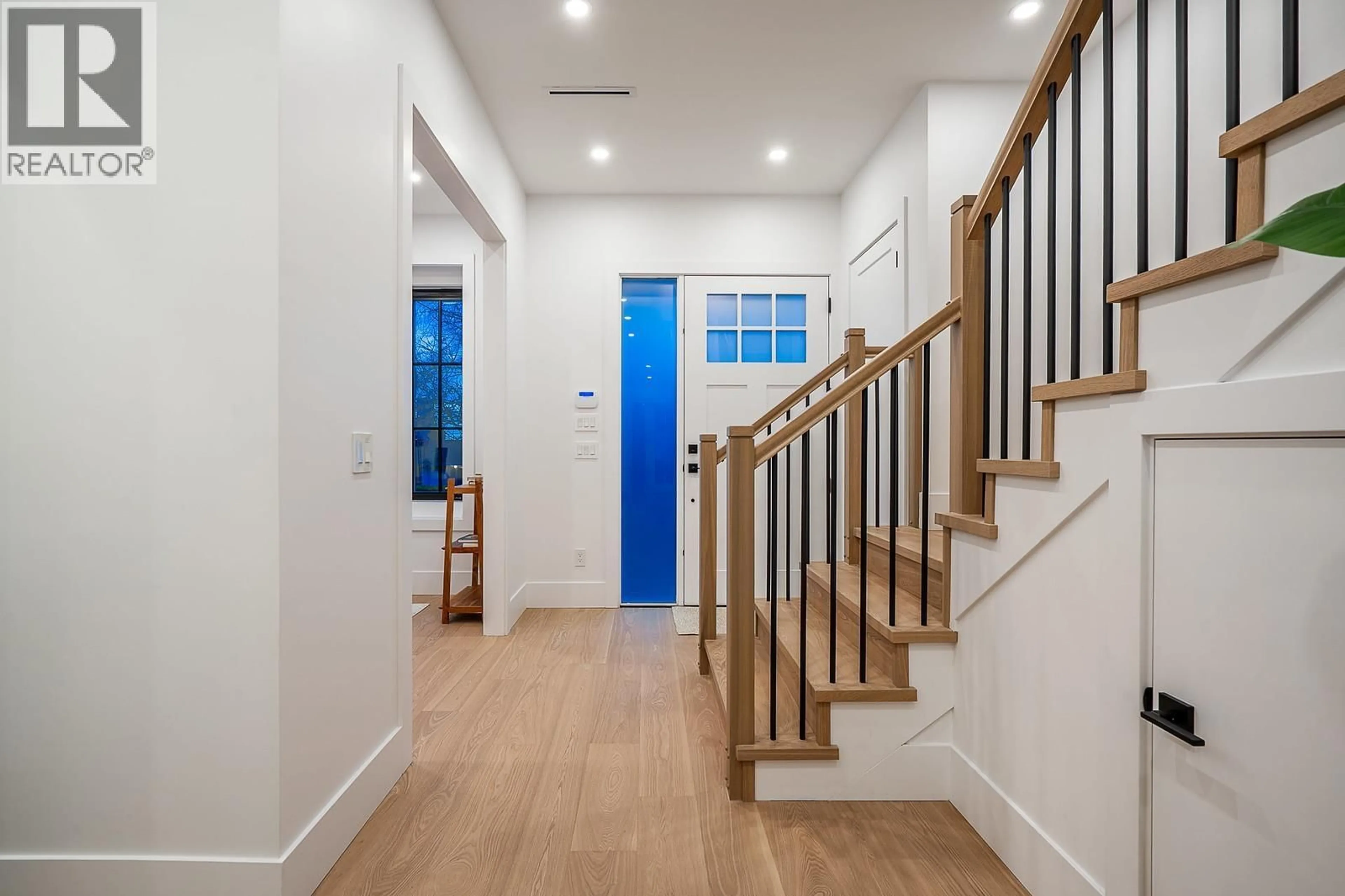 Indoor entryway for 4557 PARKER STREET, Burnaby British Columbia V5C3E1