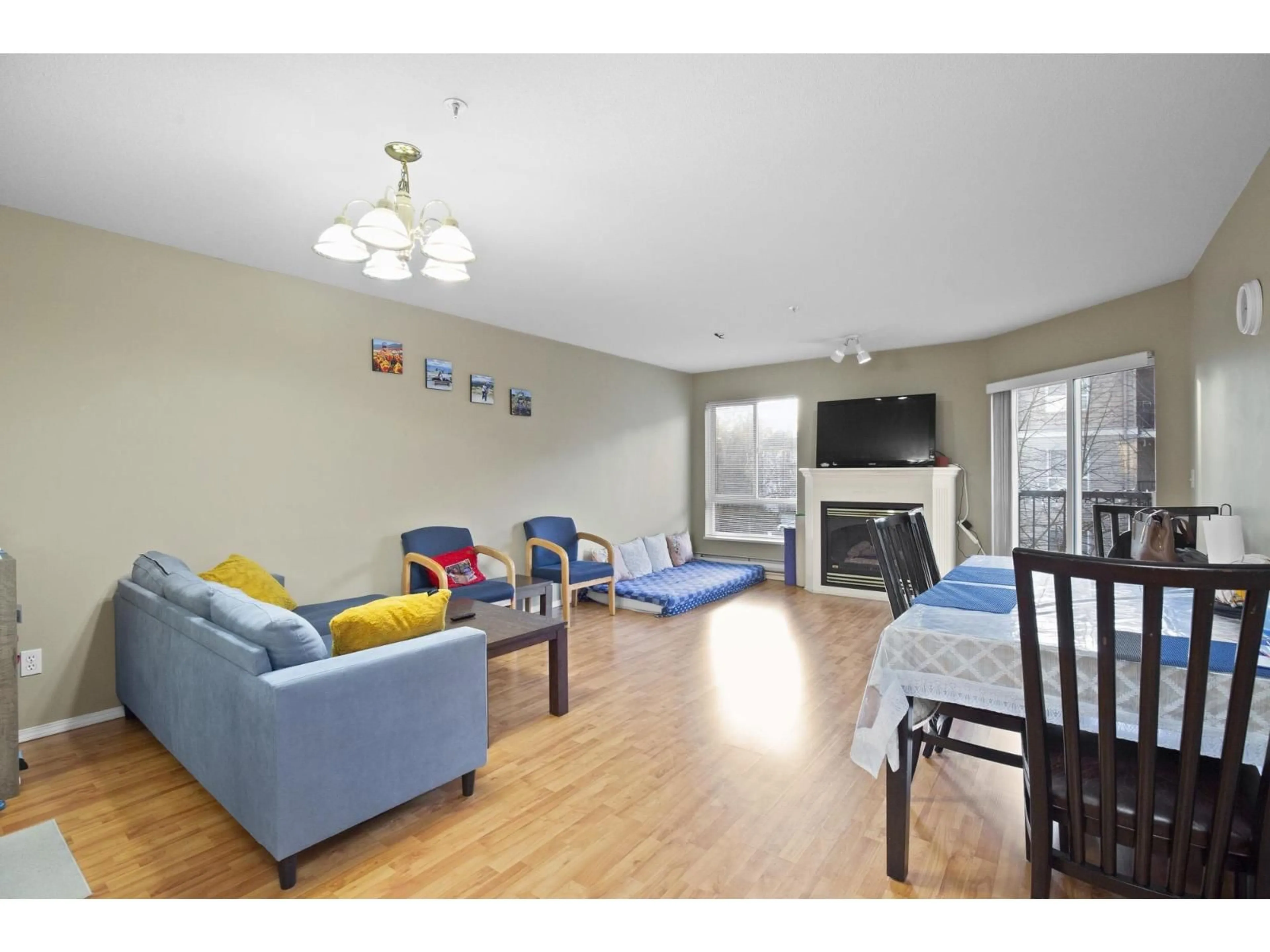 Living room with furniture, wood/laminate floor for 309 - 31831 PEARDONVILLE ROAD, Abbotsford British Columbia V2T1L5