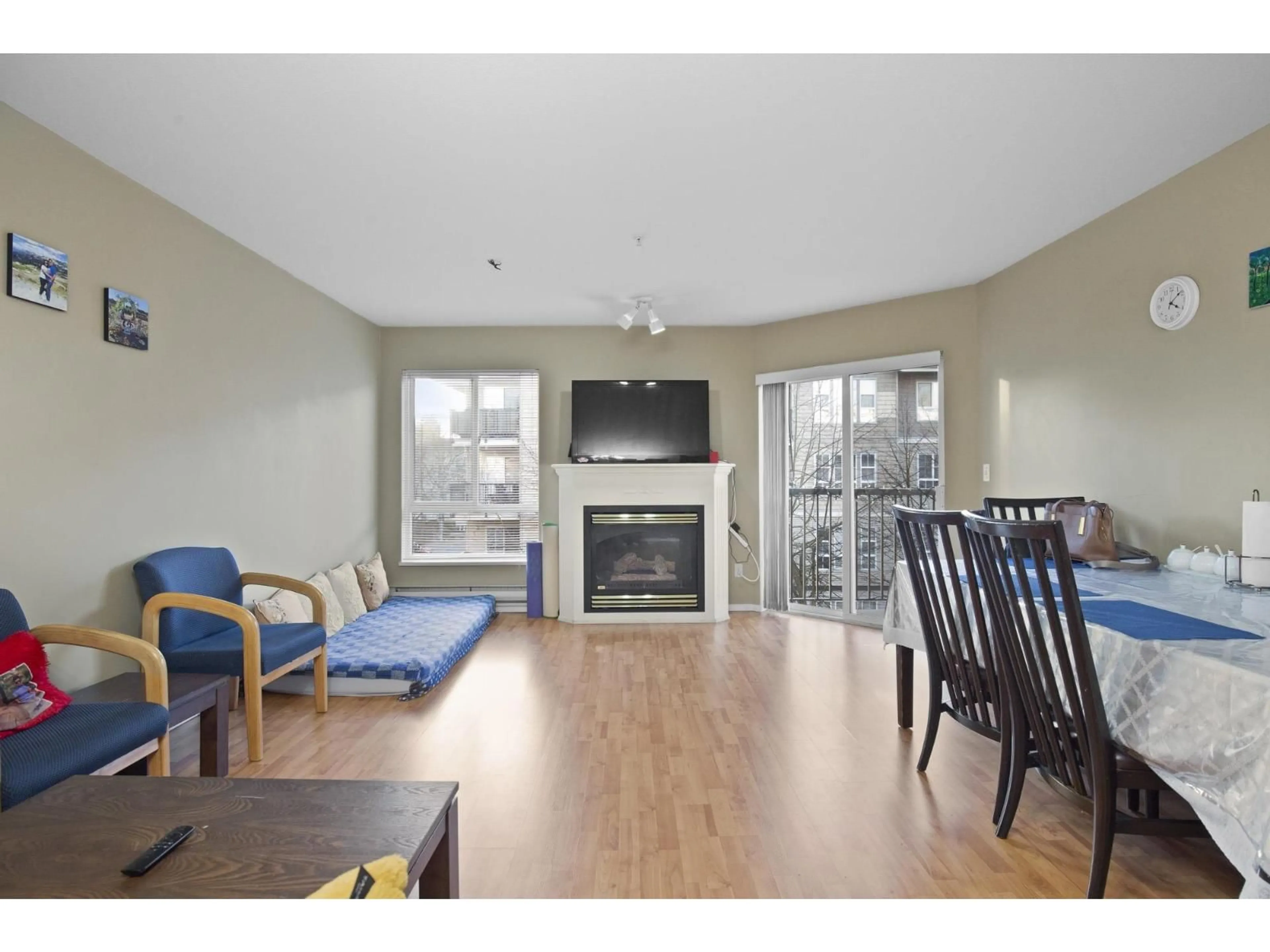 Living room with furniture, wood/laminate floor for 309 - 31831 PEARDONVILLE ROAD, Abbotsford British Columbia V2T1L5
