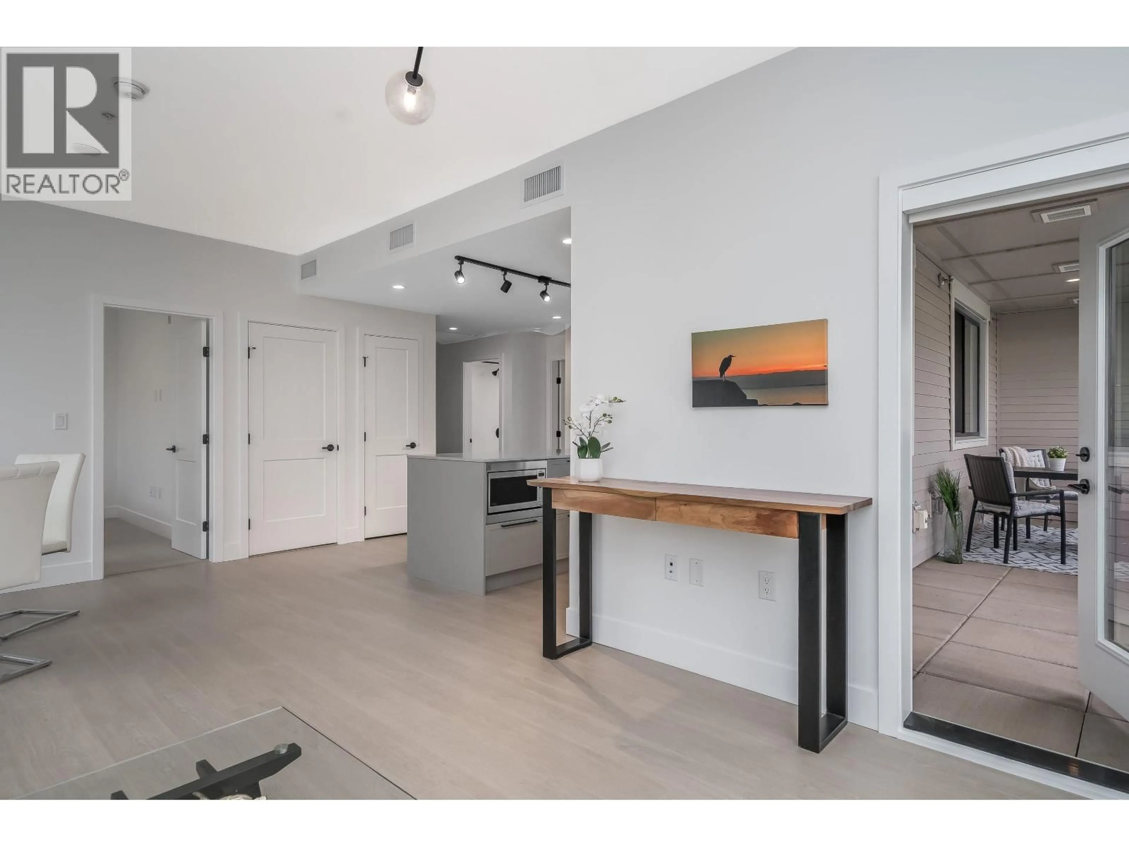 Indoor entryway for 102 - 320 RIDGE STREET, Delta British Columbia V4L0B5