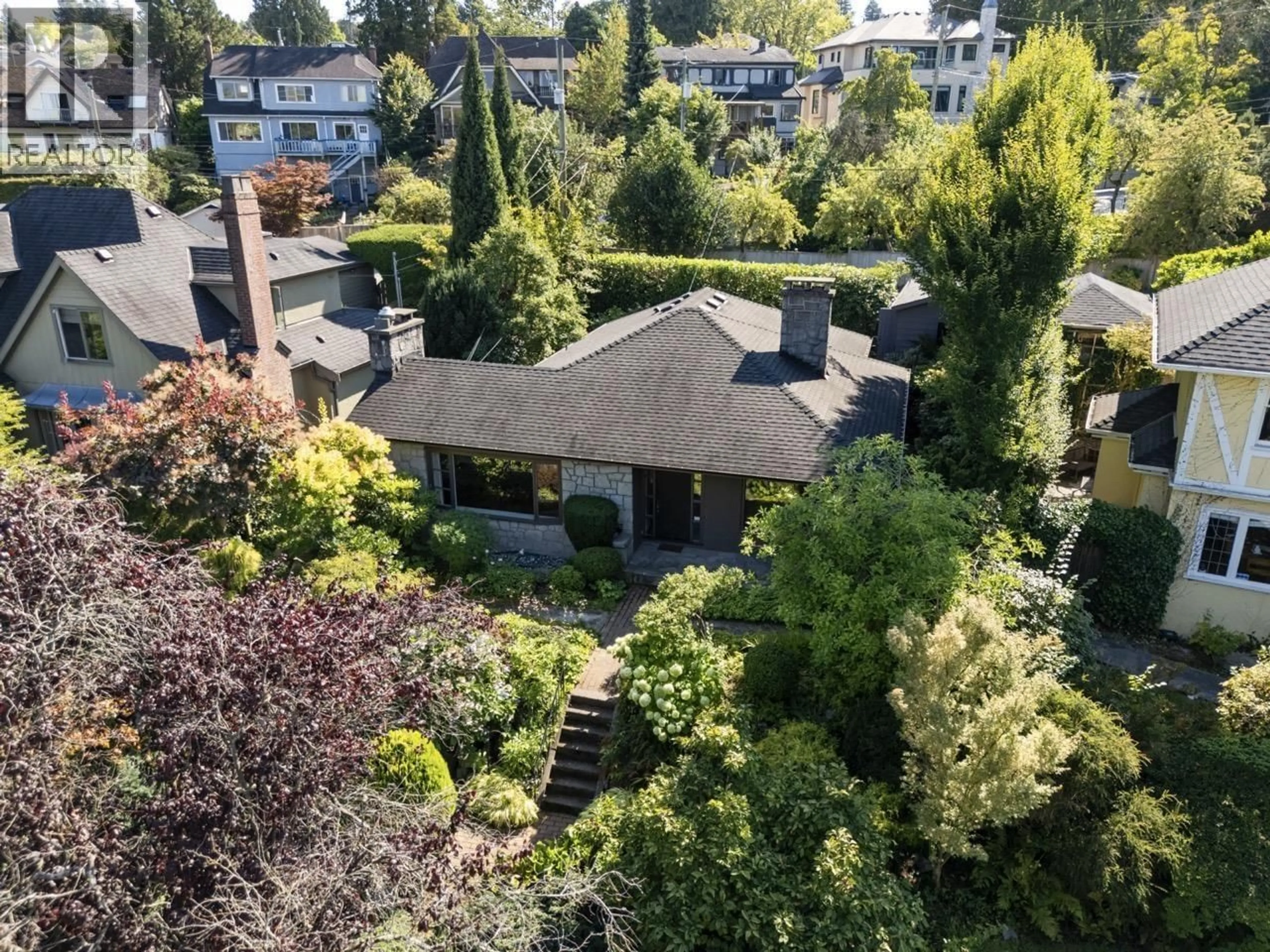 A pic from outside/outdoor area/front of a property/back of a property/a pic from drone, unknown for 2533 WALLACE CRESCENT, Vancouver British Columbia V6R3V3