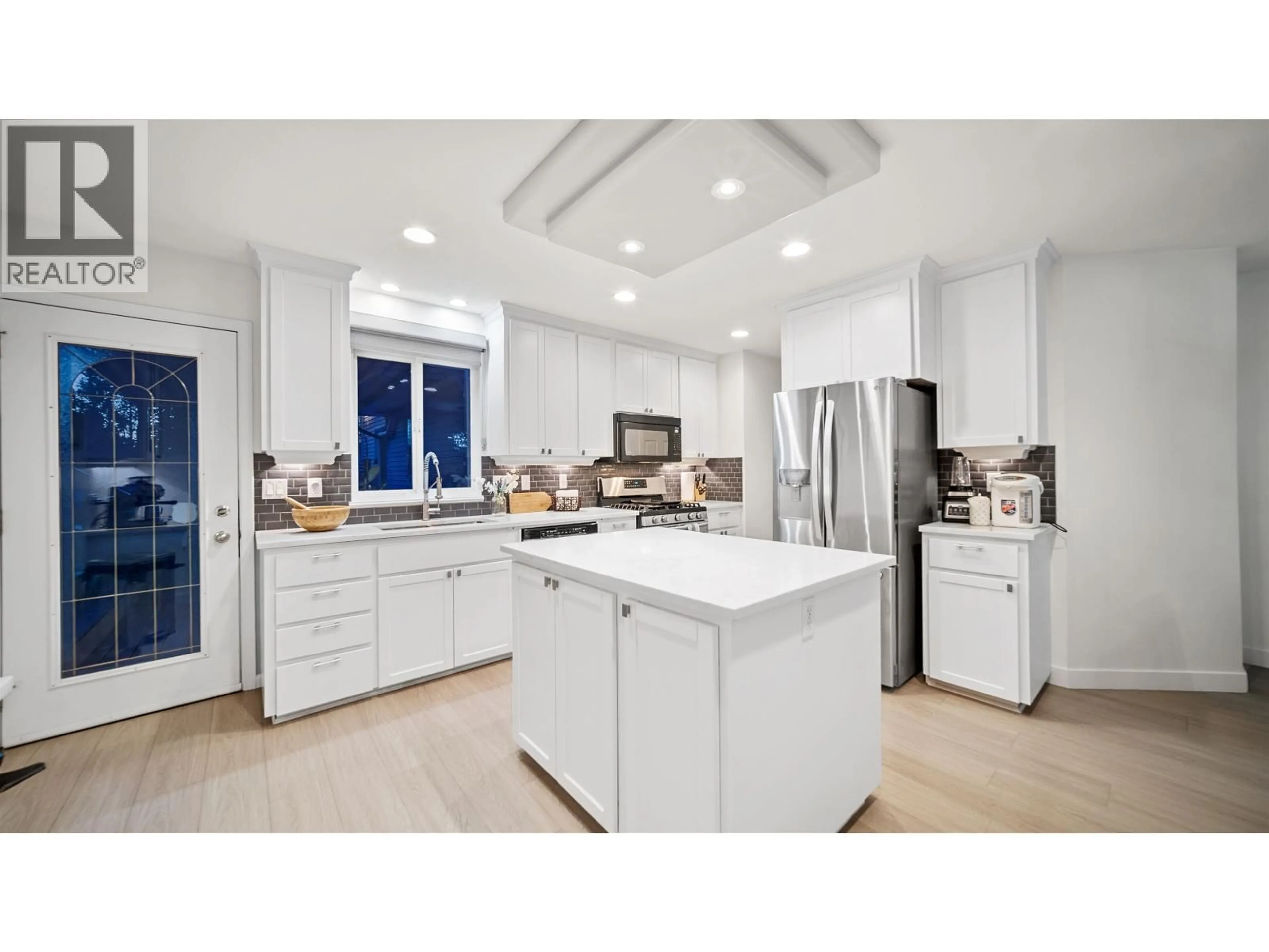 Open concept kitchen, ceramic/tile floor for 21124 GLENWOOD AVENUE, Maple Ridge British Columbia V2X8K5