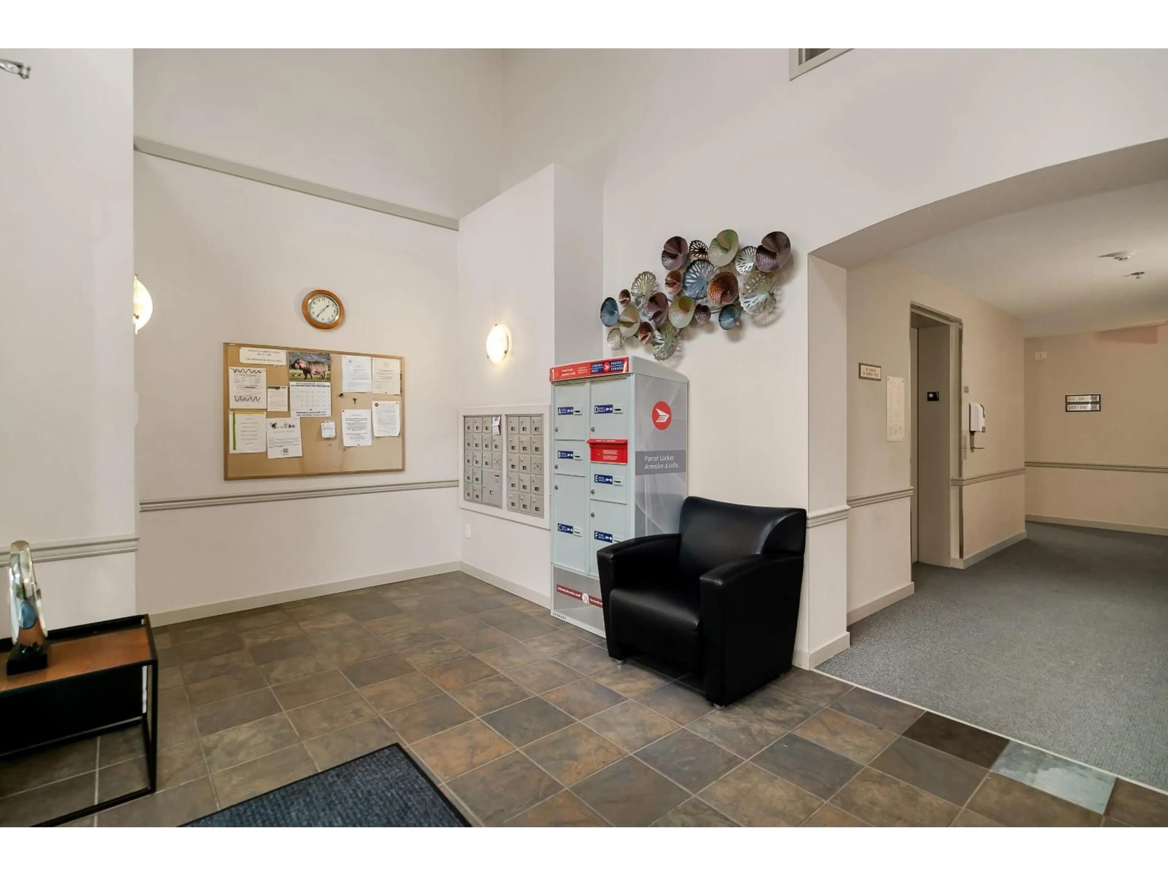 Indoor foyer for 114 - 33485 SOUTH FRASER WAY, Abbotsford British Columbia V2S8P9