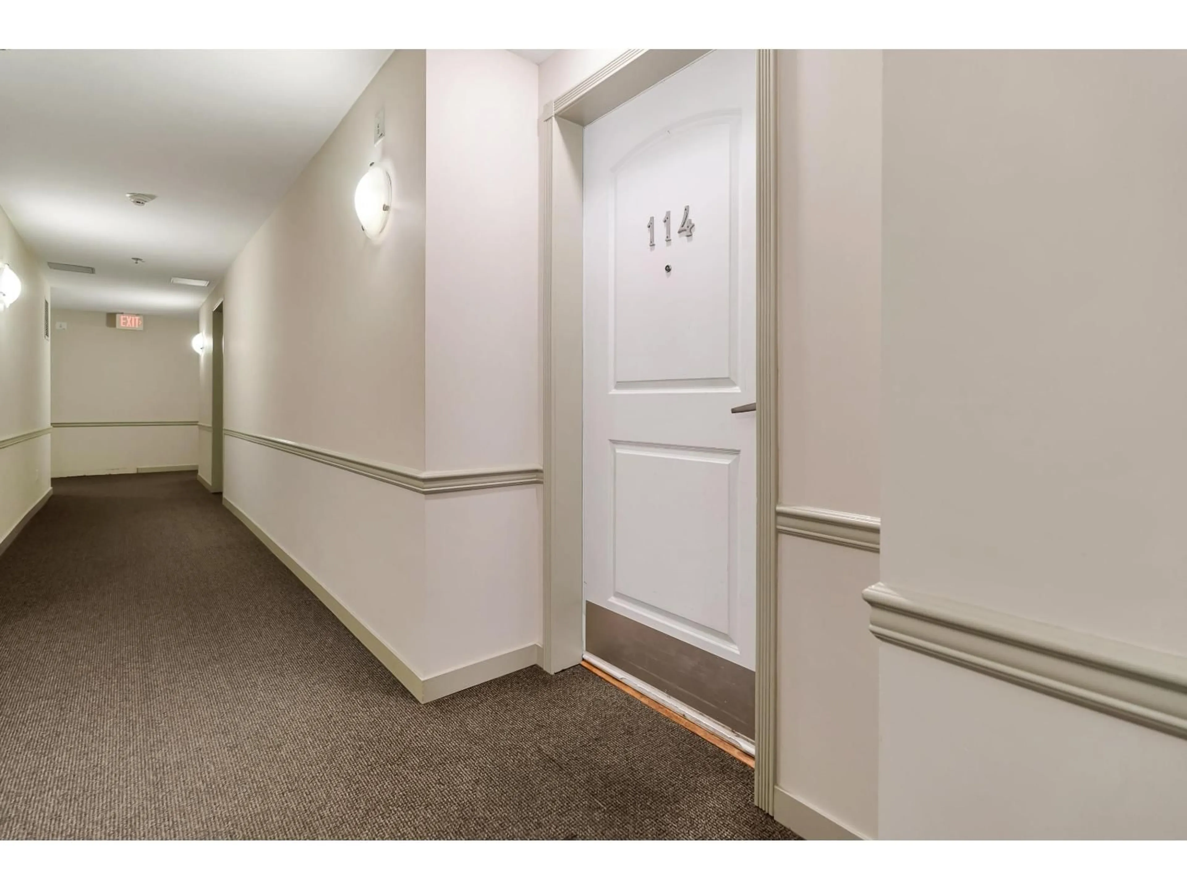 Indoor foyer for 114 - 33485 SOUTH FRASER WAY, Abbotsford British Columbia V2S8P9