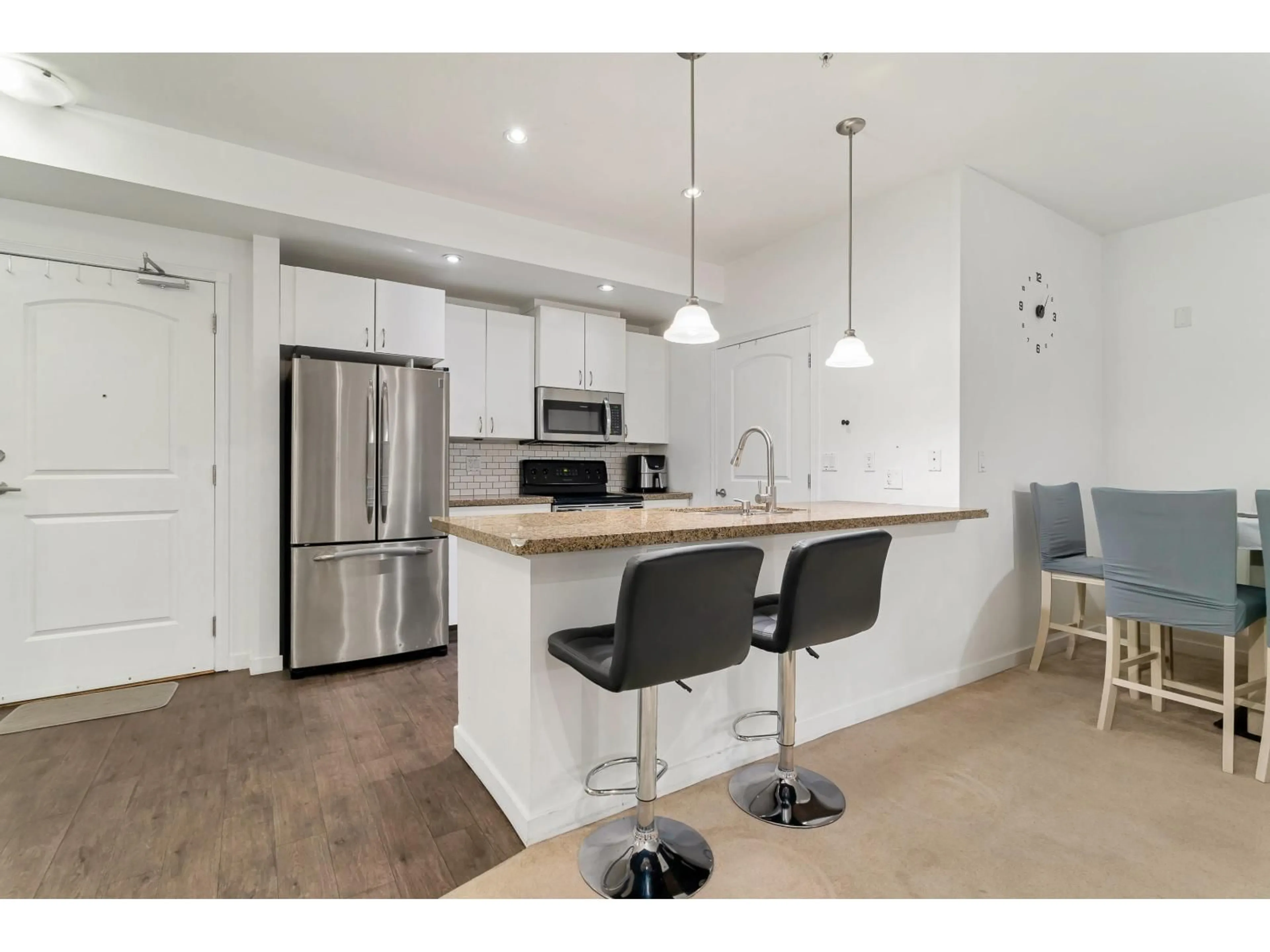 Open concept kitchen, wood/laminate floor for 114 - 33485 SOUTH FRASER WAY, Abbotsford British Columbia V2S8P9