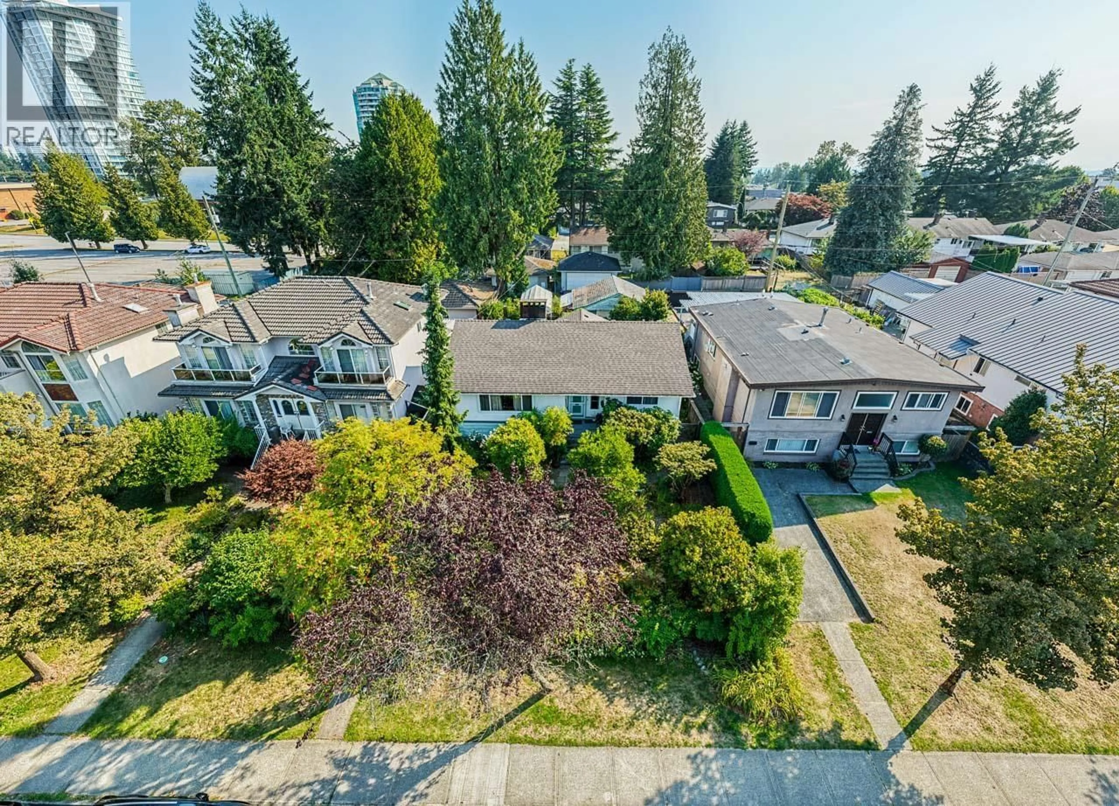 A pic from outside/outdoor area/front of a property/back of a property/a pic from drone, street for 6544 ELWELL STREET, Burnaby British Columbia V5E1J8