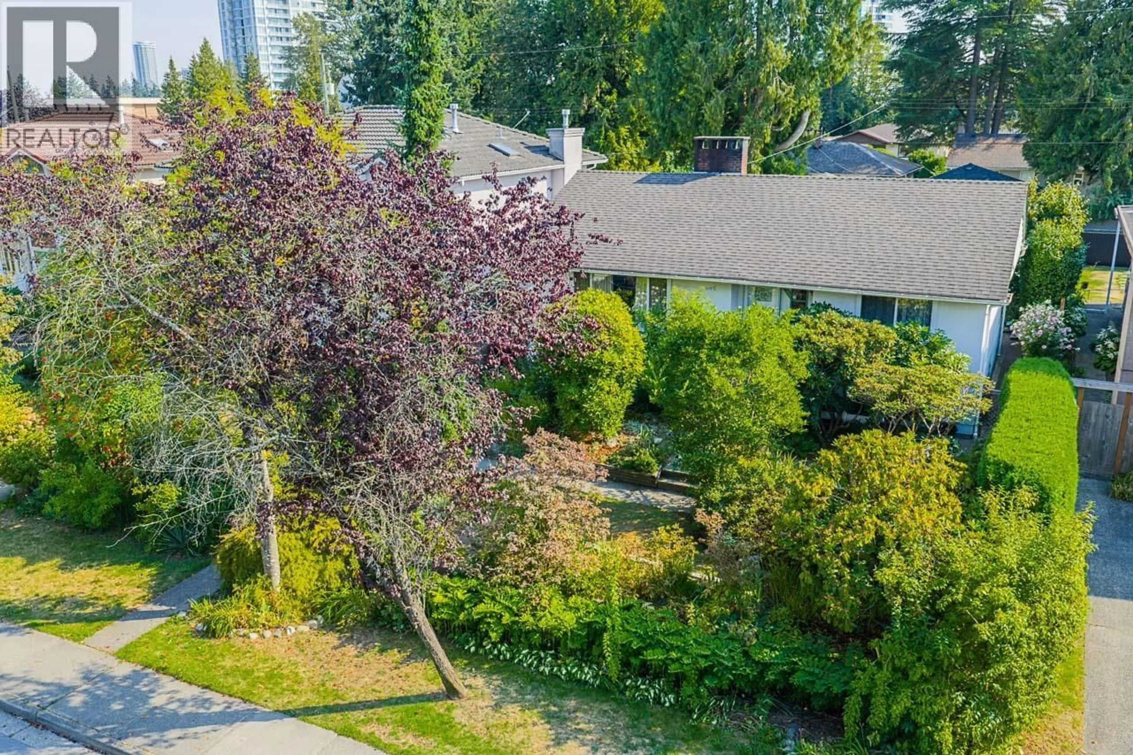 A pic from outside/outdoor area/front of a property/back of a property/a pic from drone, unknown for 6544 ELWELL STREET, Burnaby British Columbia V5E1J8