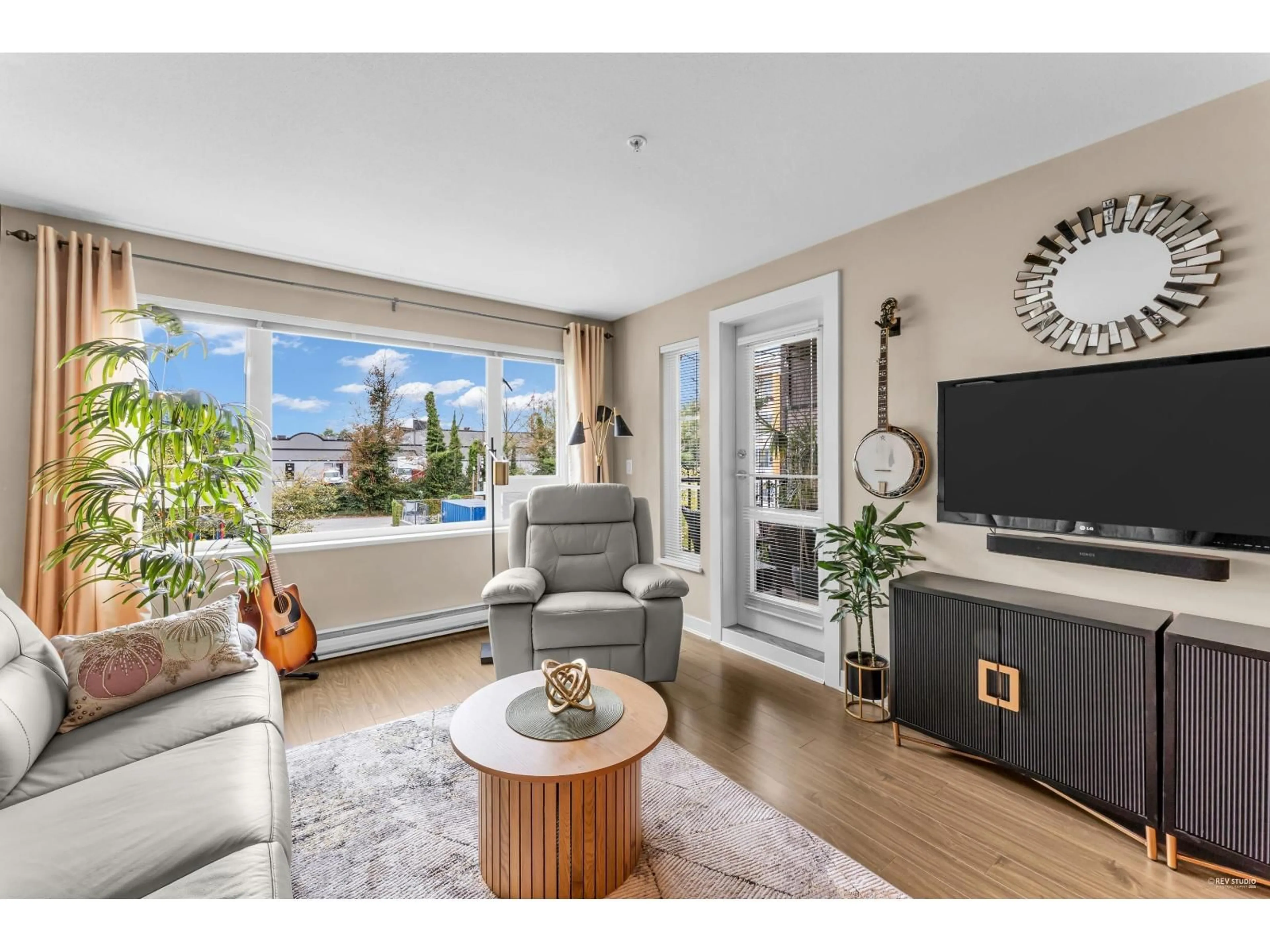 Living room with furniture, unknown for 204 - 13740 75A AVENUE, Surrey British Columbia V3W0E8