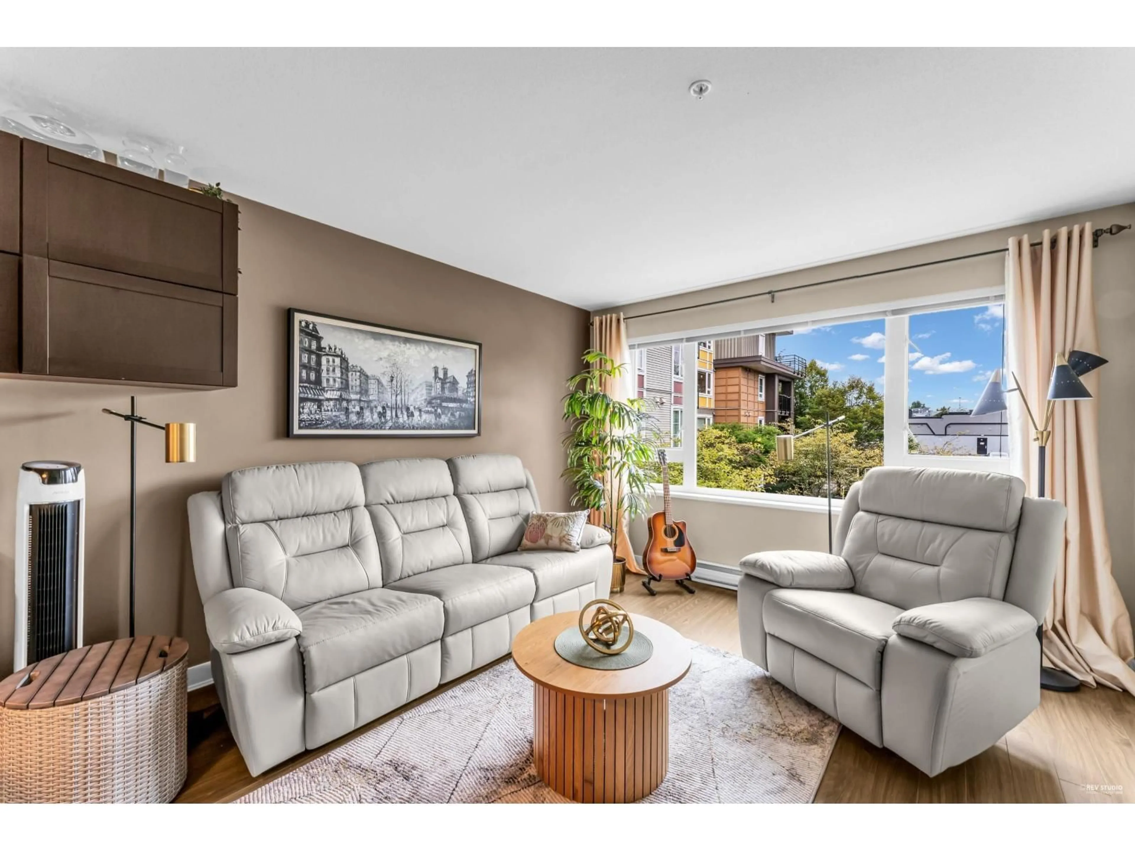 Living room with furniture, unknown for 204 - 13740 75A AVENUE, Surrey British Columbia V3W0E8