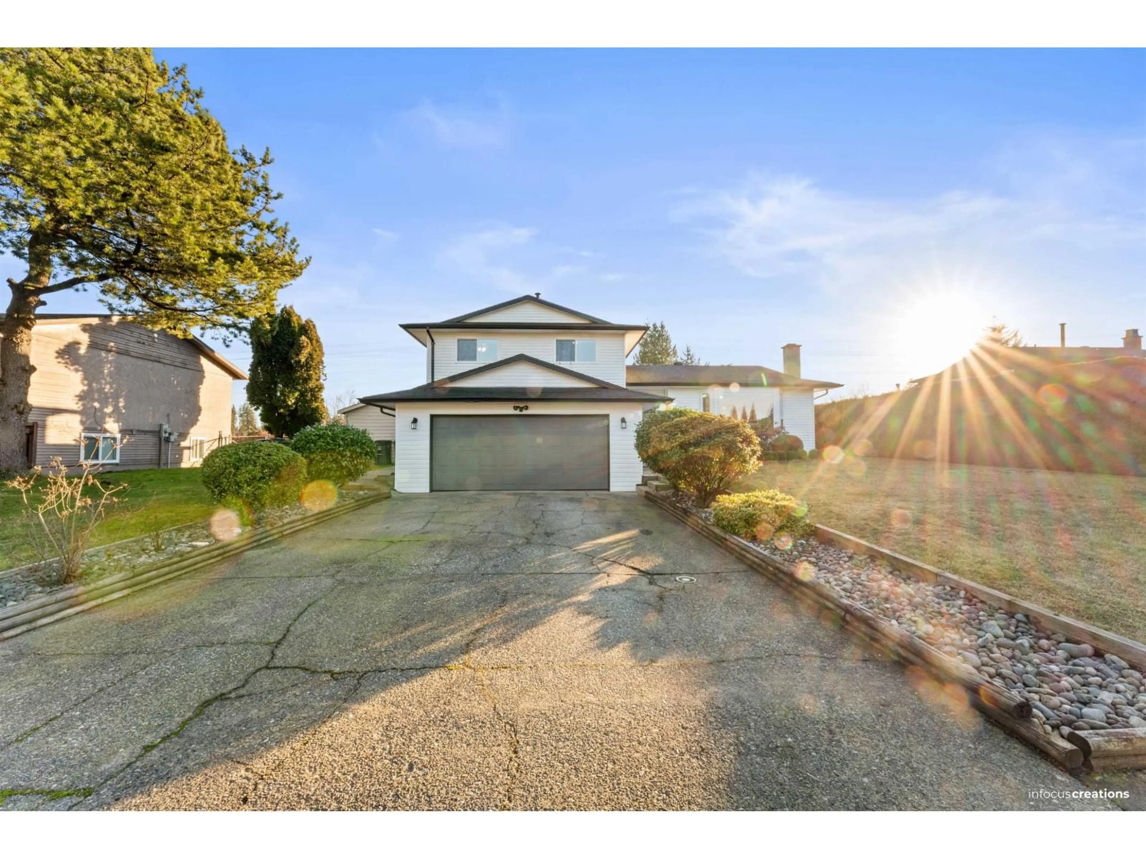 A pic from outside/outdoor area/front of a property/back of a property/a pic from drone, street for 15796 95A AVENUE, Surrey British Columbia V4N2L4