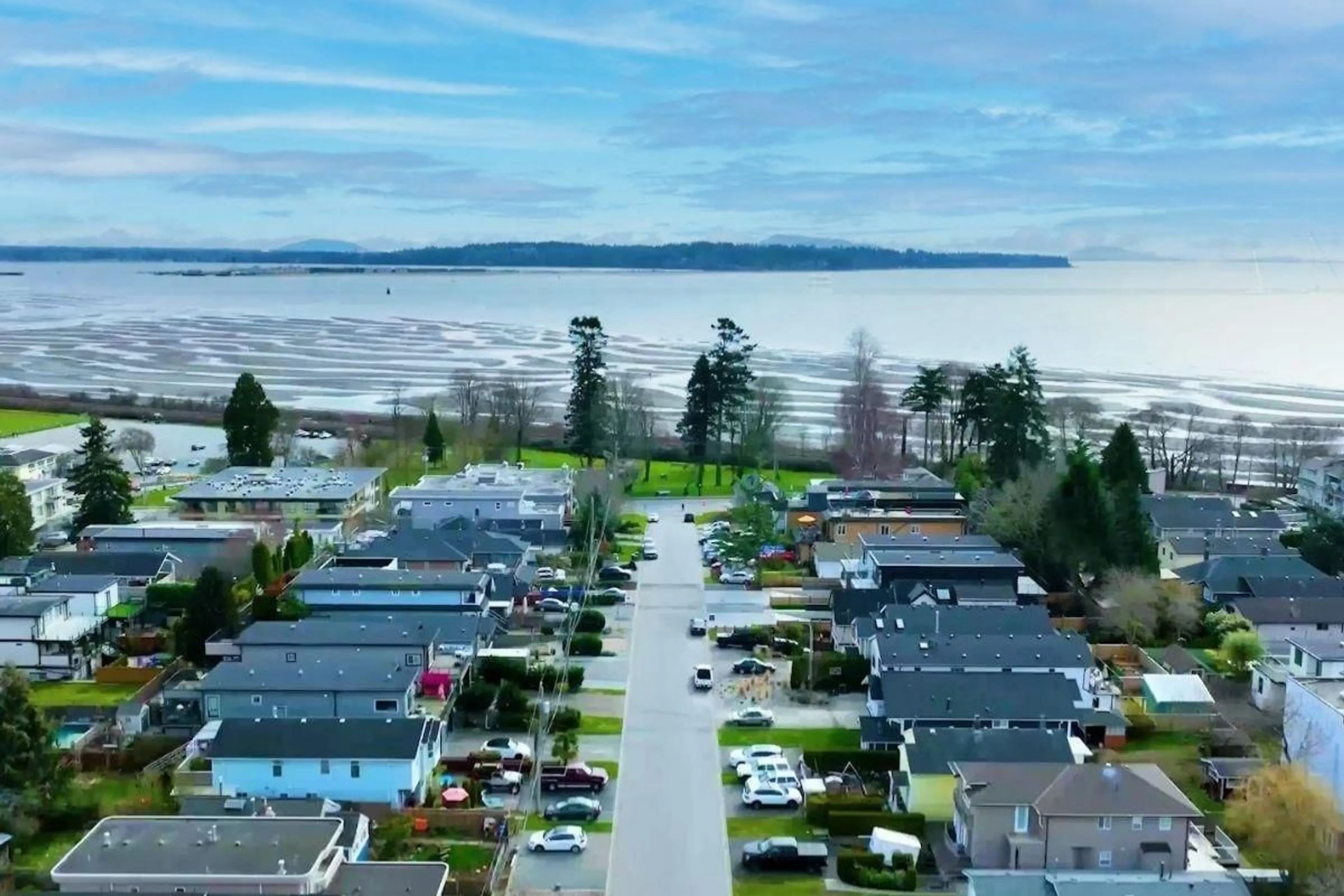 A pic from outside/outdoor area/front of a property/back of a property/a pic from drone, water/lake/river/ocean view for 942 LEE STREET, White Rock British Columbia V4B4N8