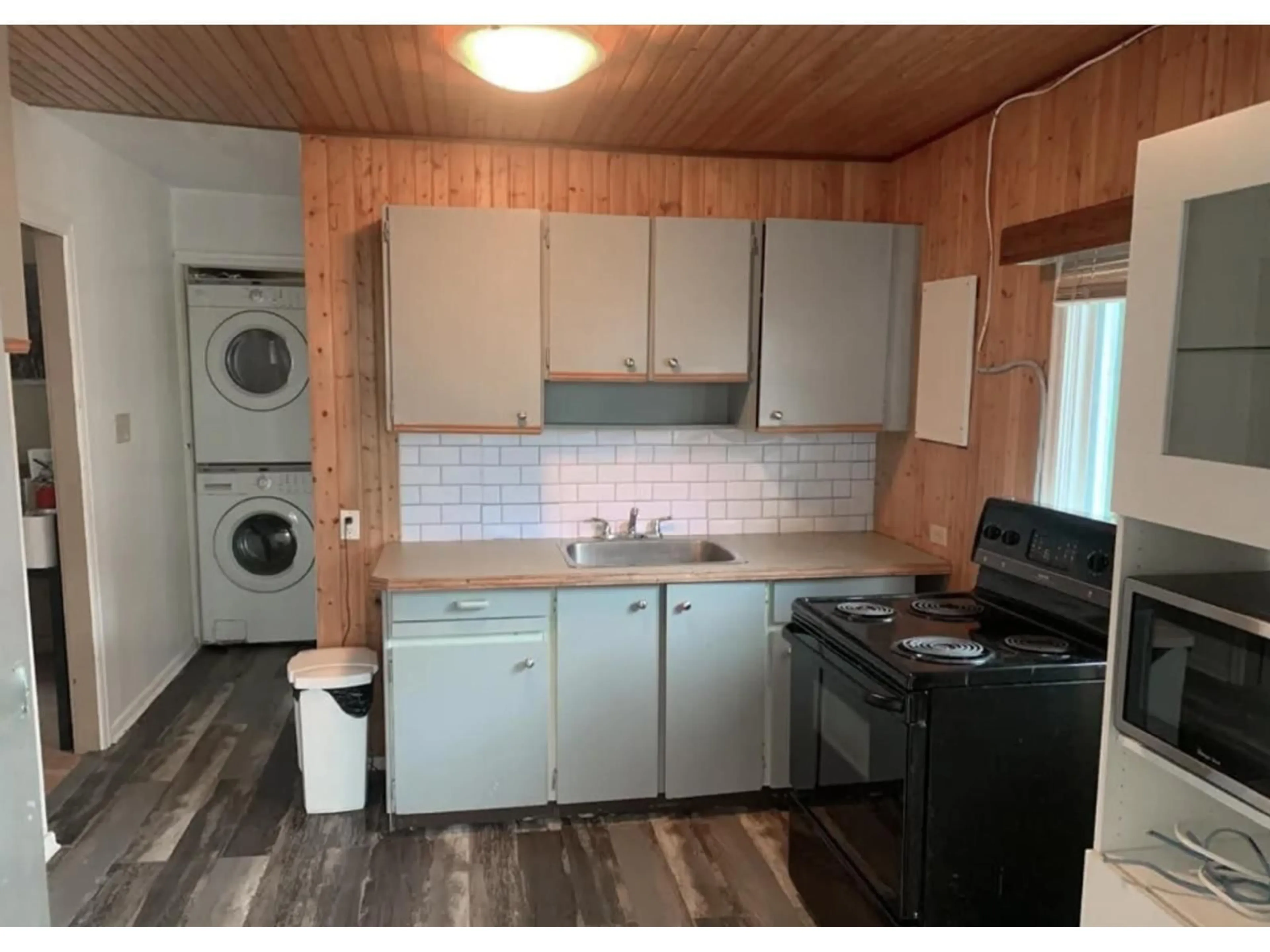 Standard kitchen, wood/laminate floor for 942 LEE STREET, White Rock British Columbia V4B4N8