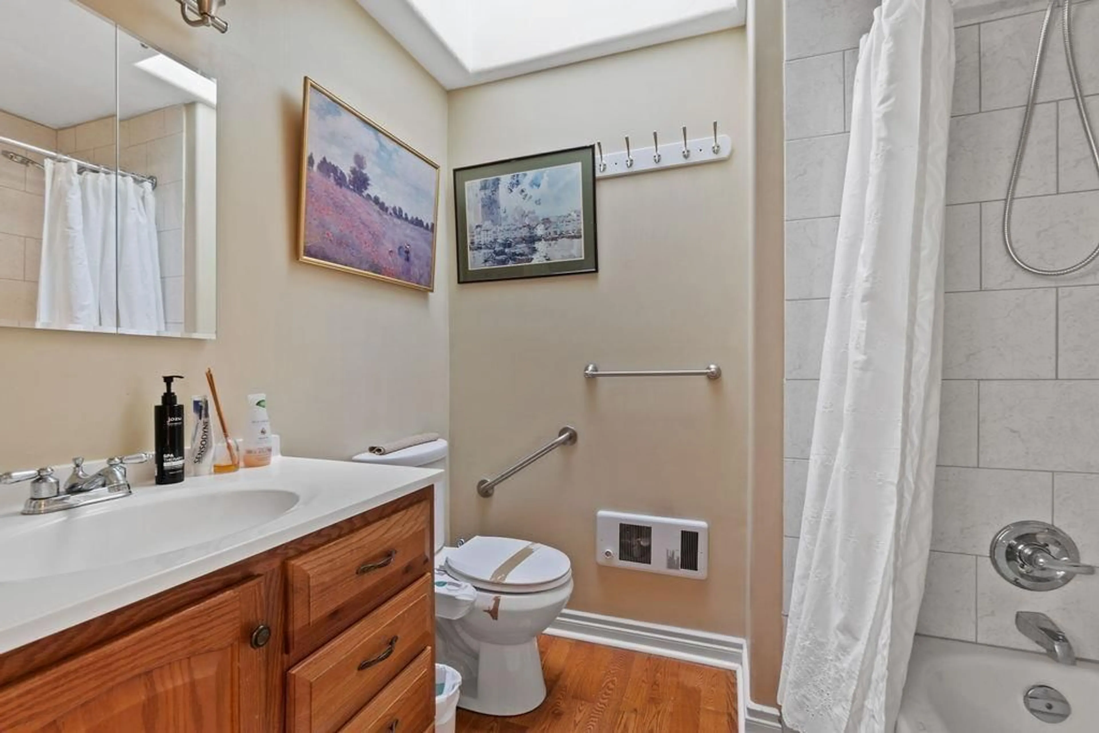 Standard bathroom, ceramic/tile floor for 5646 128A STREET, Surrey British Columbia V3X2X4