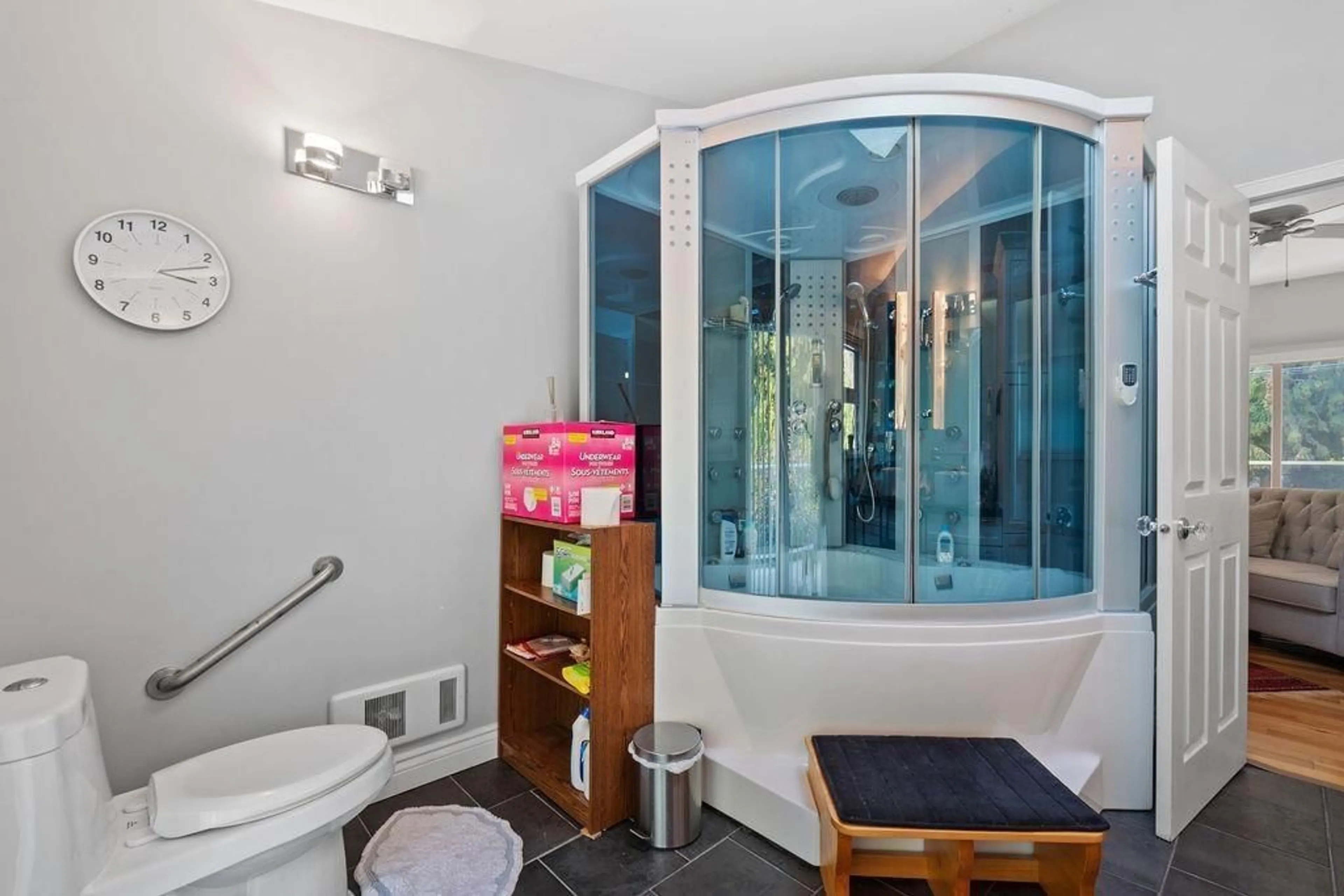 Contemporary bathroom, ceramic/tile floor for 5646 128A STREET, Surrey British Columbia V3X2X4