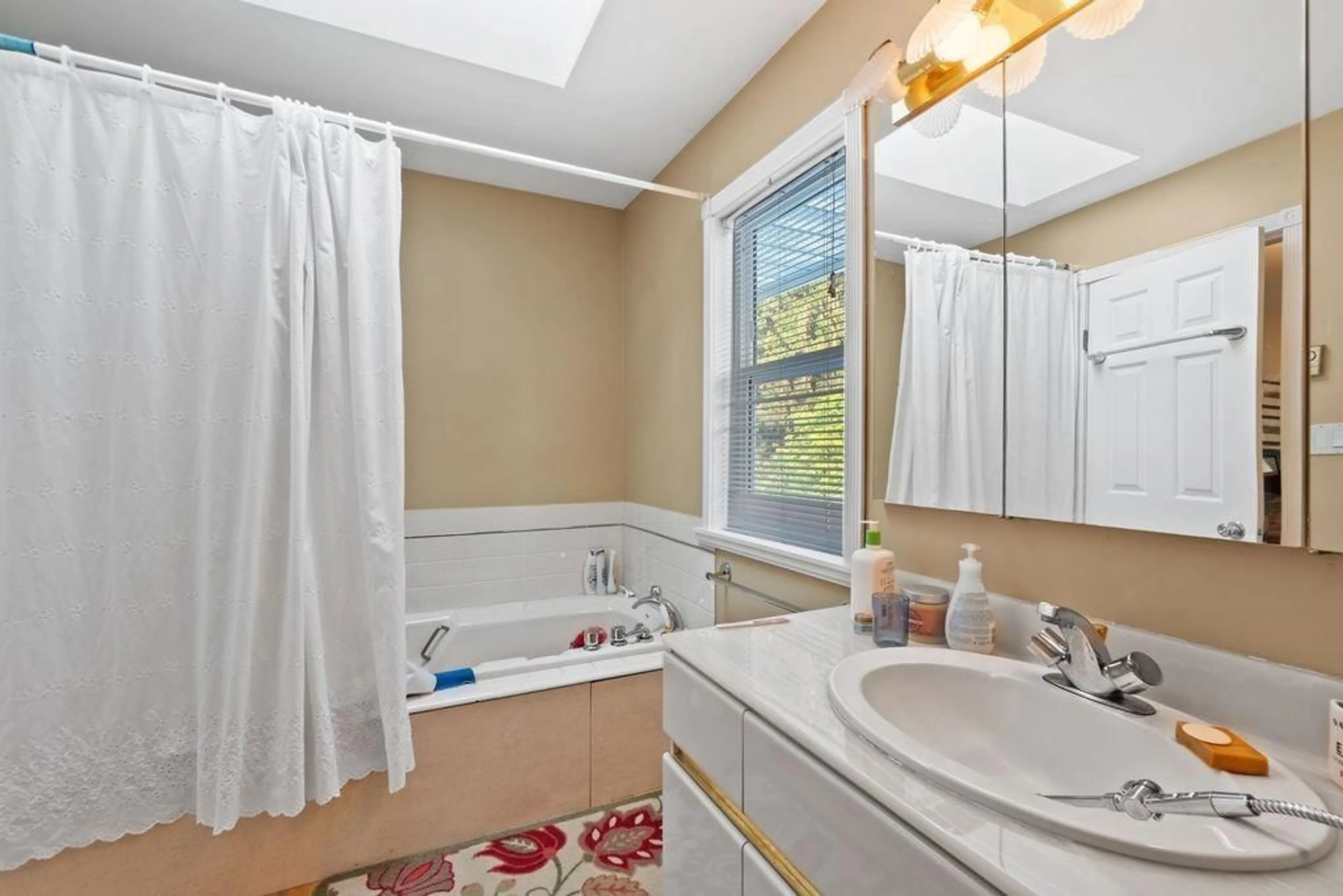 Standard bathroom, ceramic/tile floor for 5646 128A STREET, Surrey British Columbia V3X2X4