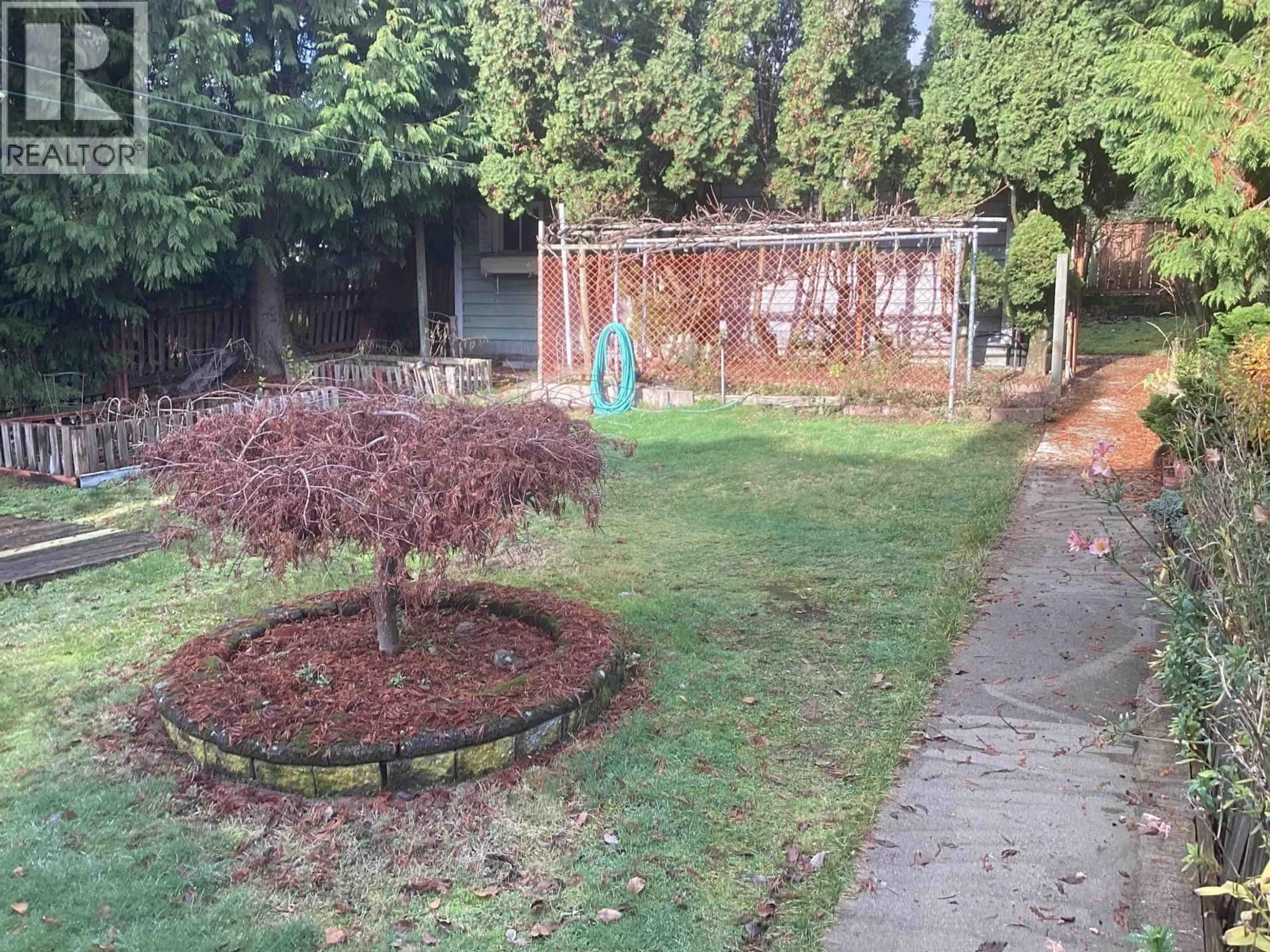 A pic from outside/outdoor area/front of a property/back of a property/a pic from drone, street for 488 4TH STREET, North Vancouver British Columbia V7L1J5