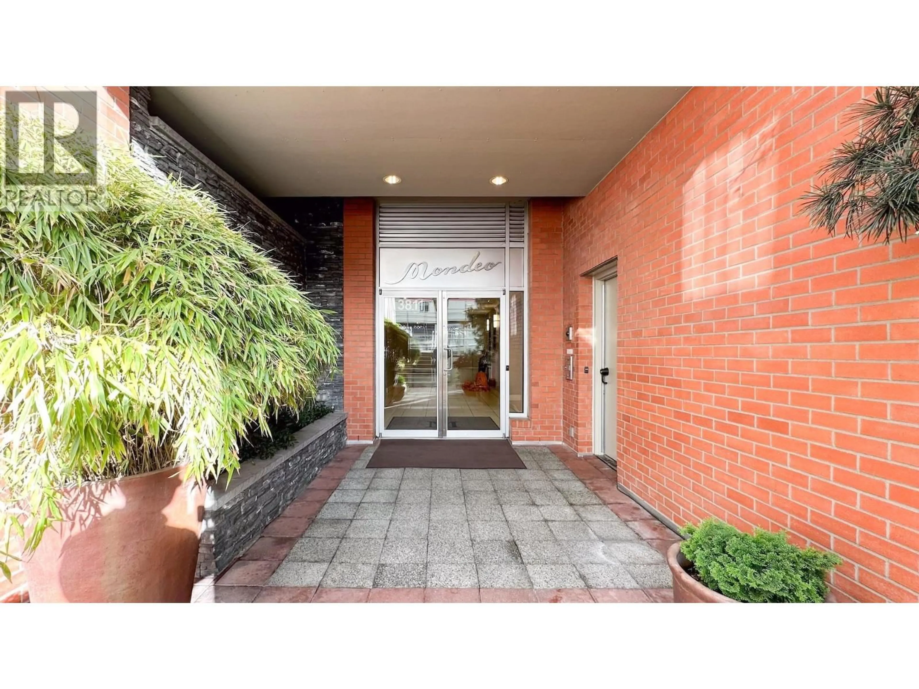 Indoor foyer for 411 - 3811 HASTINGS STREET, Burnaby British Columbia V5C6V2