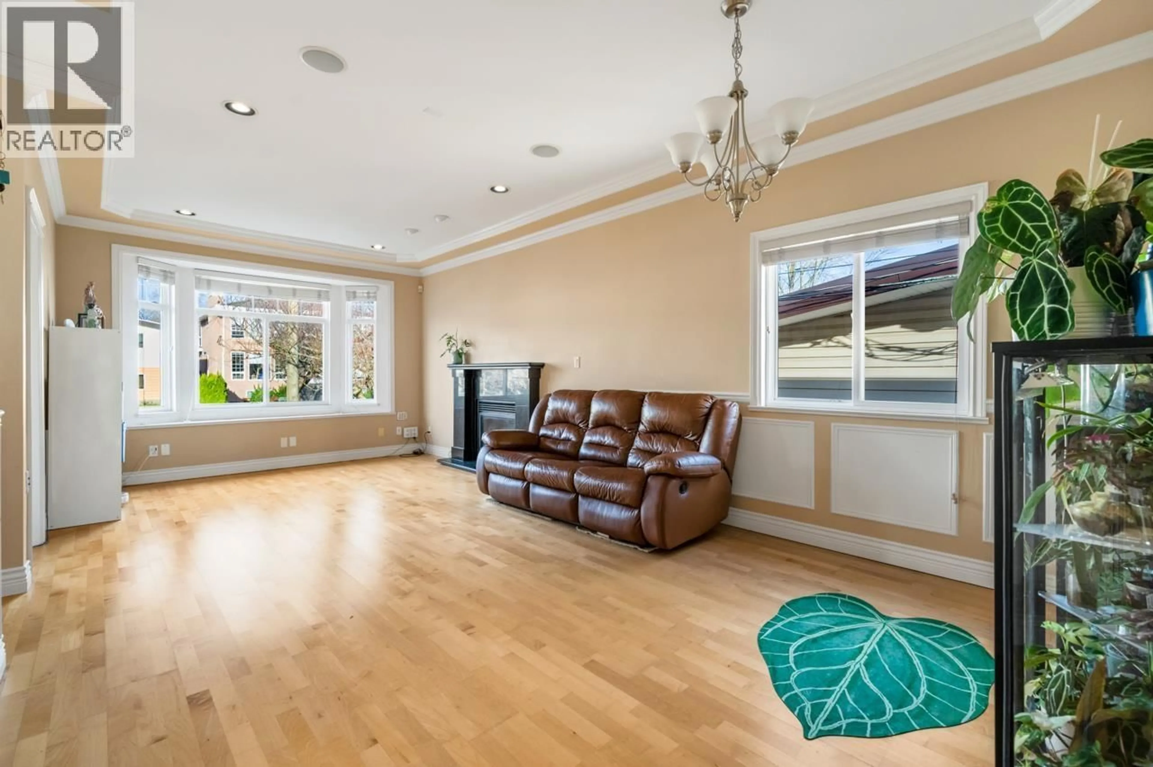 Living room with furniture, unknown for 5456 NEVILLE STREET, Burnaby British Columbia V5J2H7