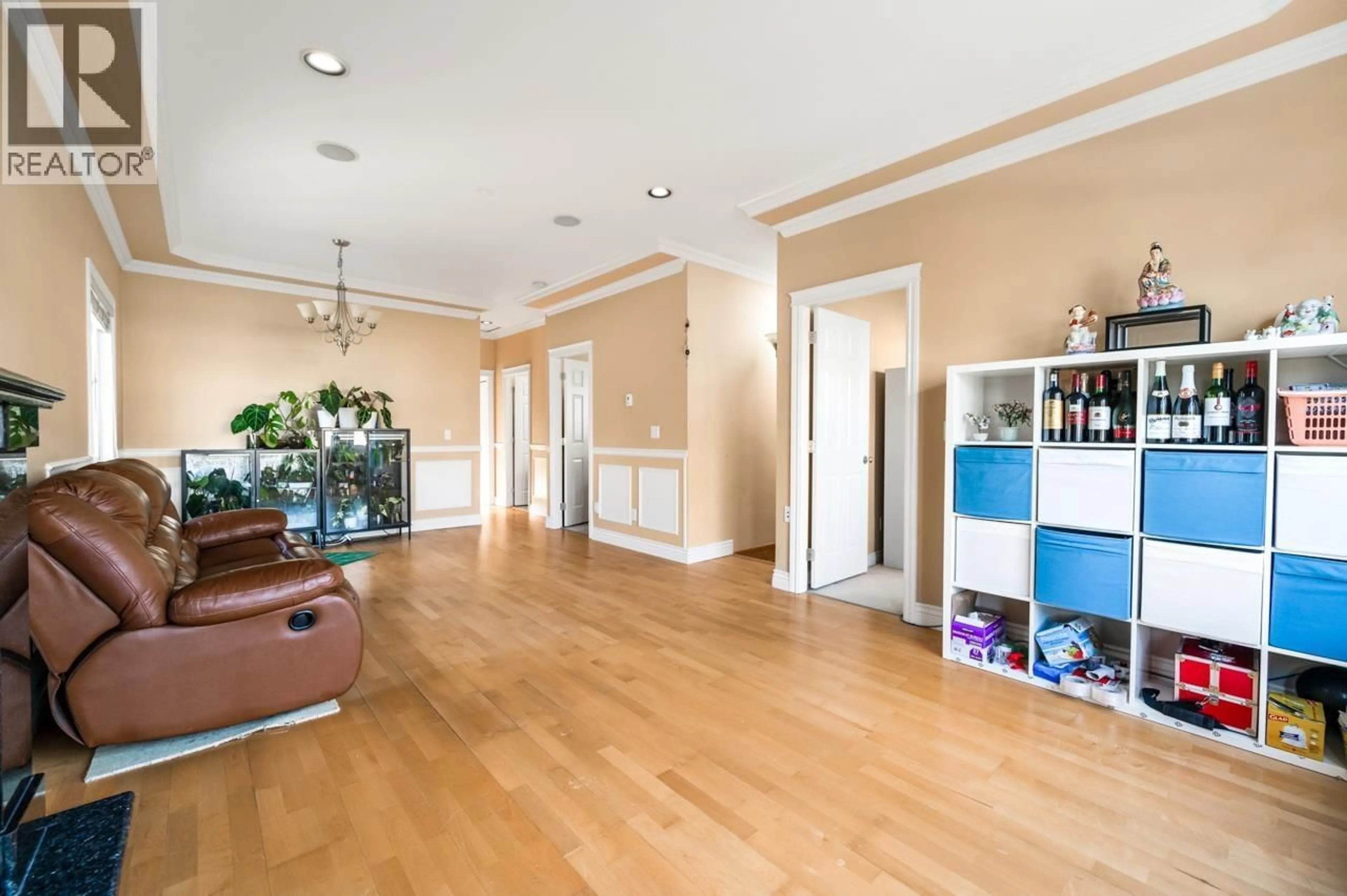 Indoor foyer for 5456 NEVILLE STREET, Burnaby British Columbia V5J2H7