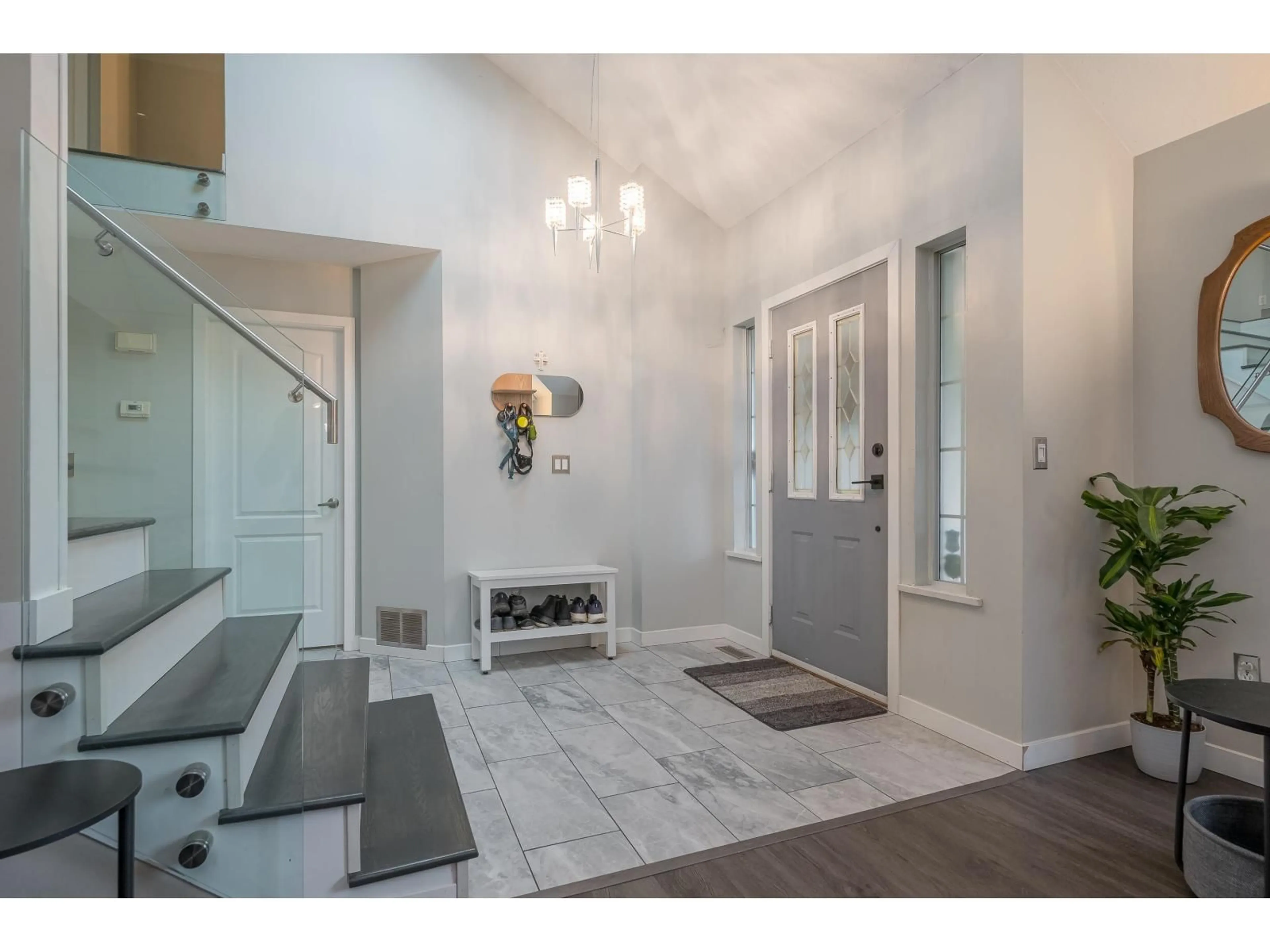 Indoor entryway for 18586 62 AVENUE, Surrey British Columbia V3S7R1