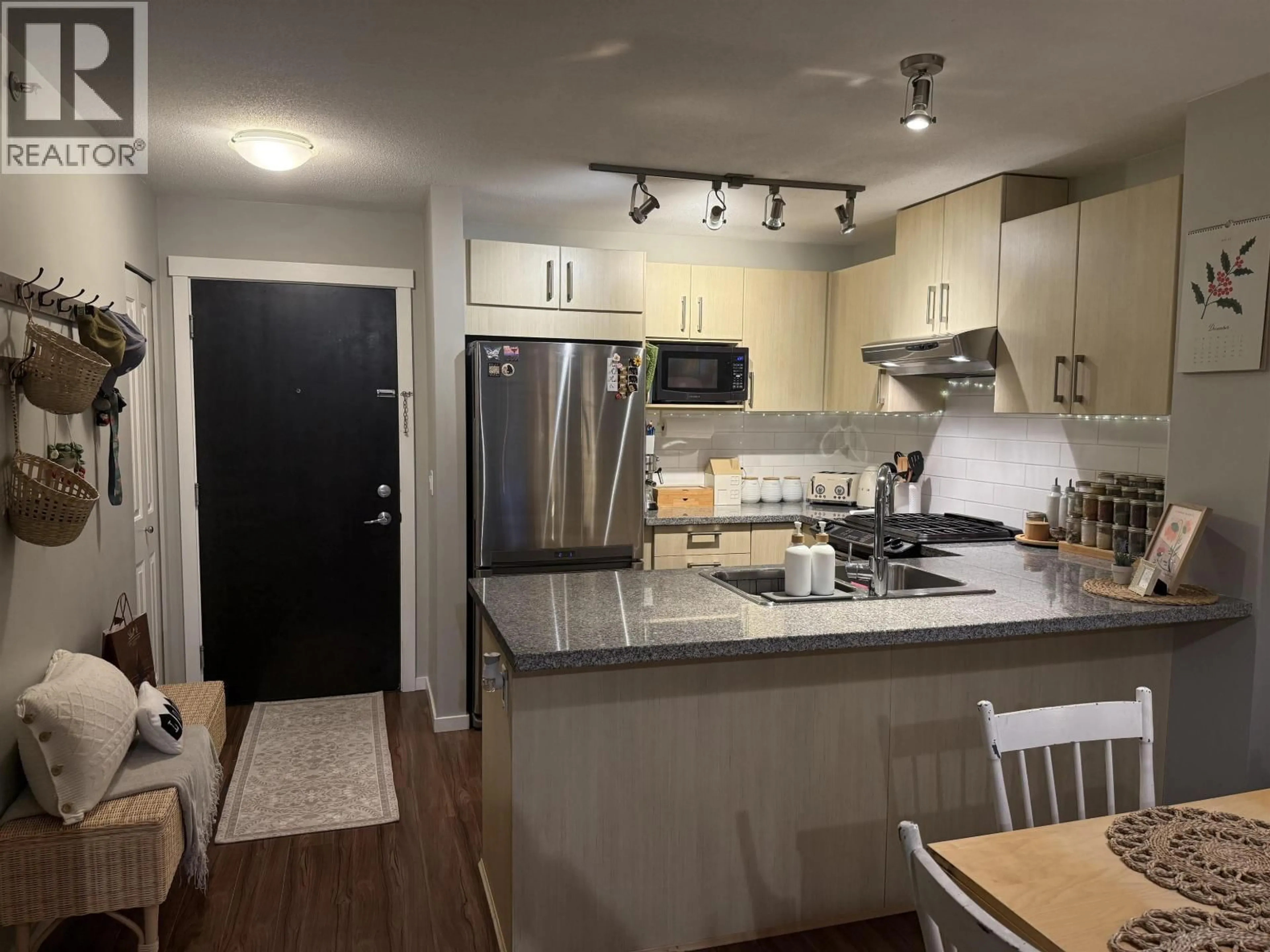 Open concept kitchen, wood/laminate floor for 501 - 3178 DAYANEE SPRINGS BOULEVARD, Coquitlam British Columbia V3E0B9