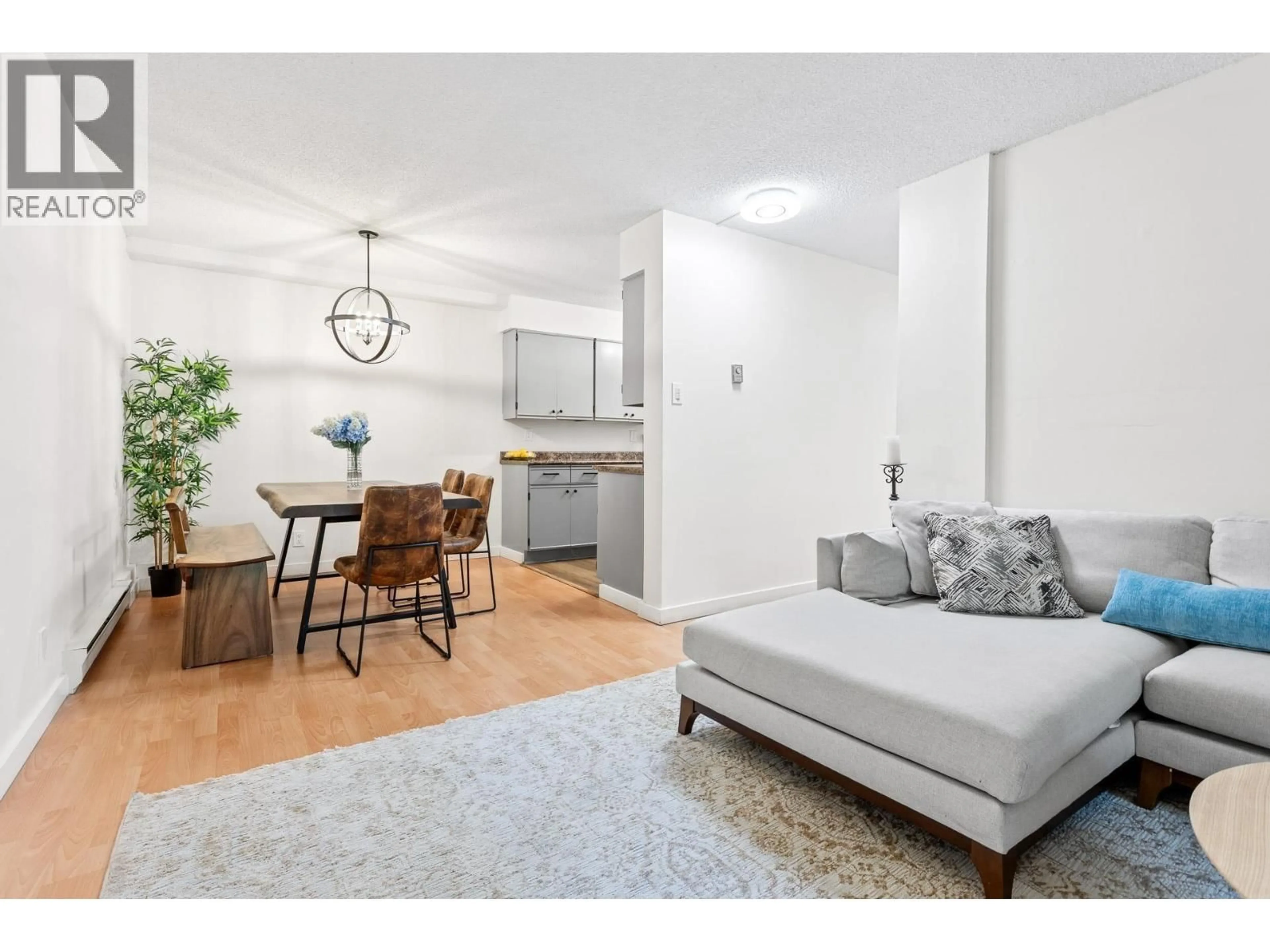 Living room with furniture, unknown for 28 - 9521 CARDSTON COURT, Burnaby British Columbia V3N4H8