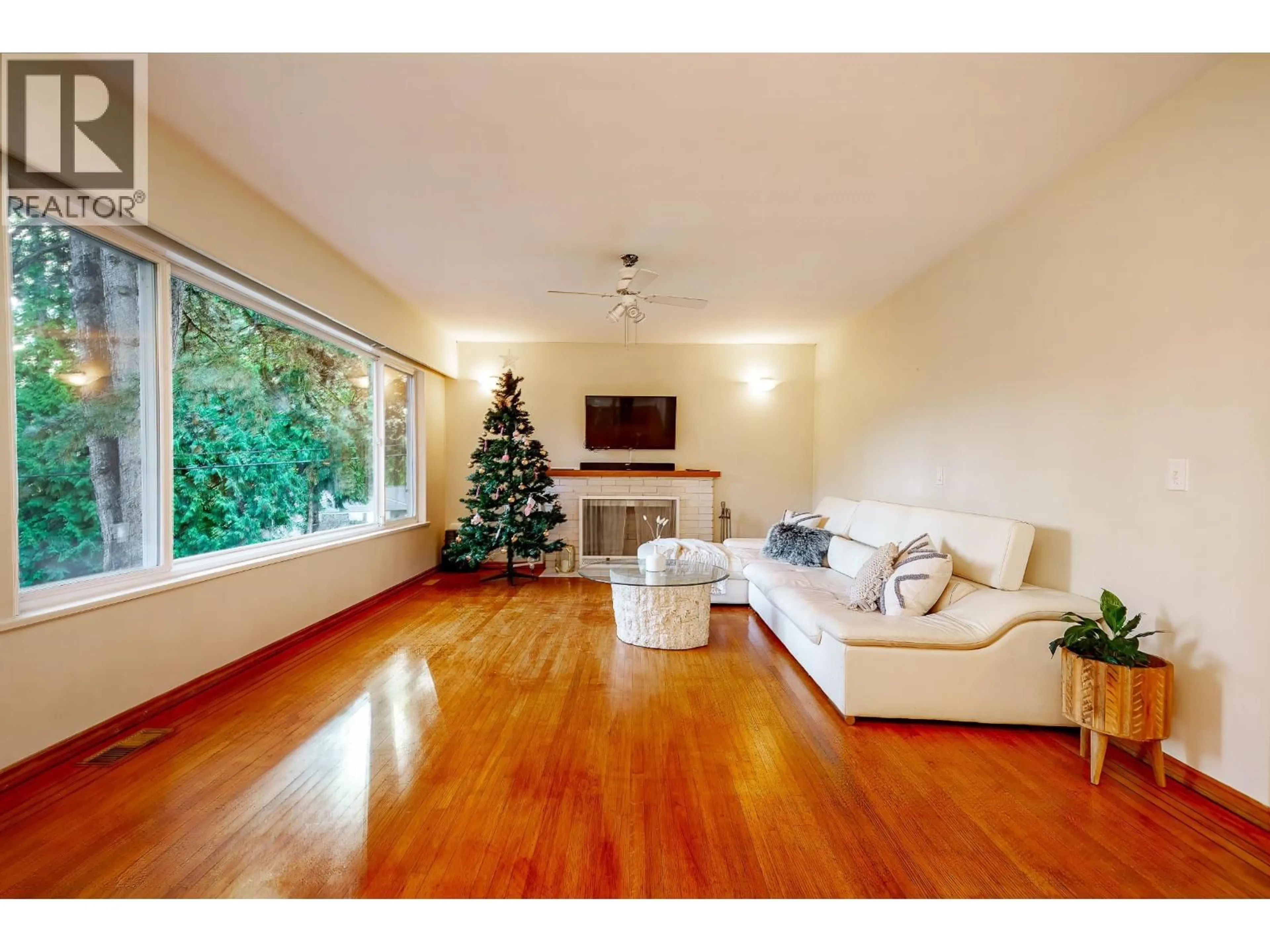 Living room with furniture, wood/laminate floor for 1648 SCARBOROUGH CRESCENT, Port Coquitlam British Columbia V3C2R1