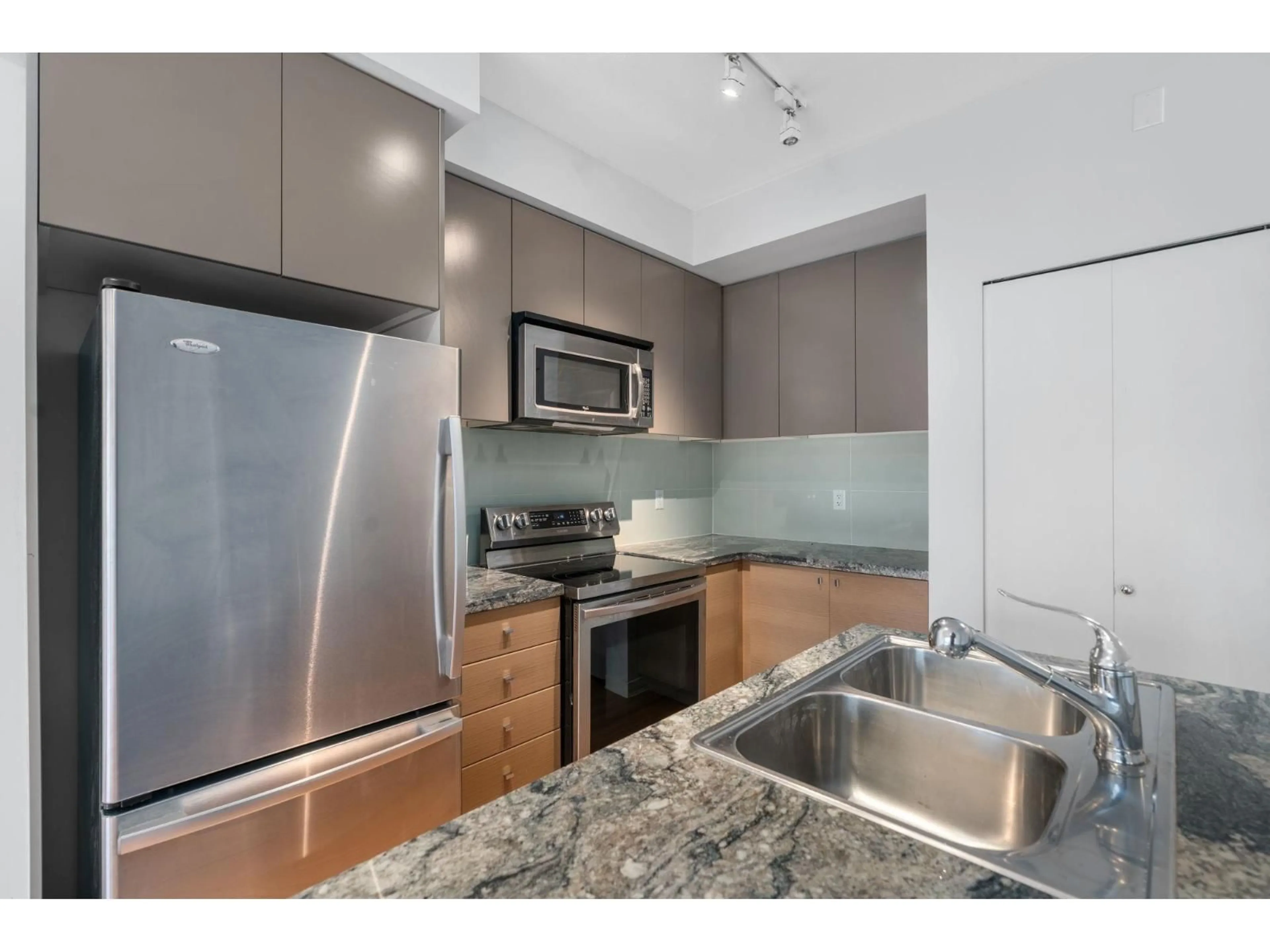 Standard kitchen, unknown for 413 - 6440 194 STREET, Surrey British Columbia V4N6J7
